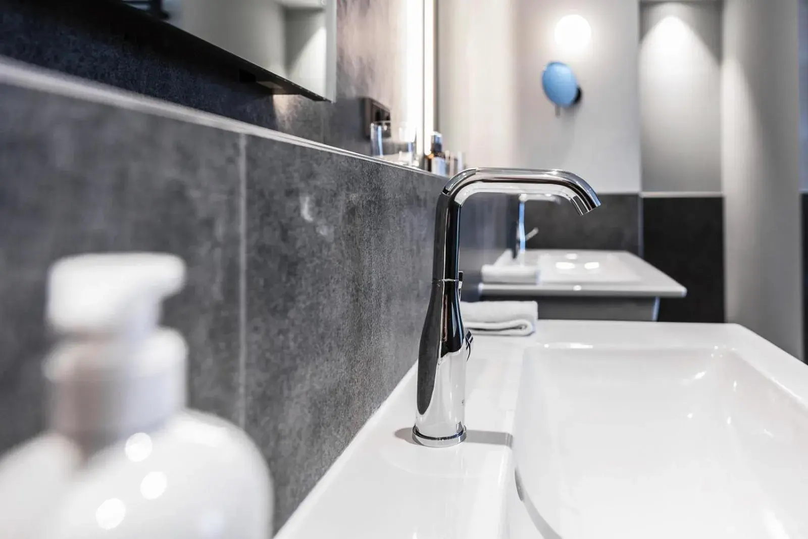 Bathroom in SOLLER Business Hotel - Munich Airport MUC Bathroom in SOLLER Business Hotel - Munich Airport MUC