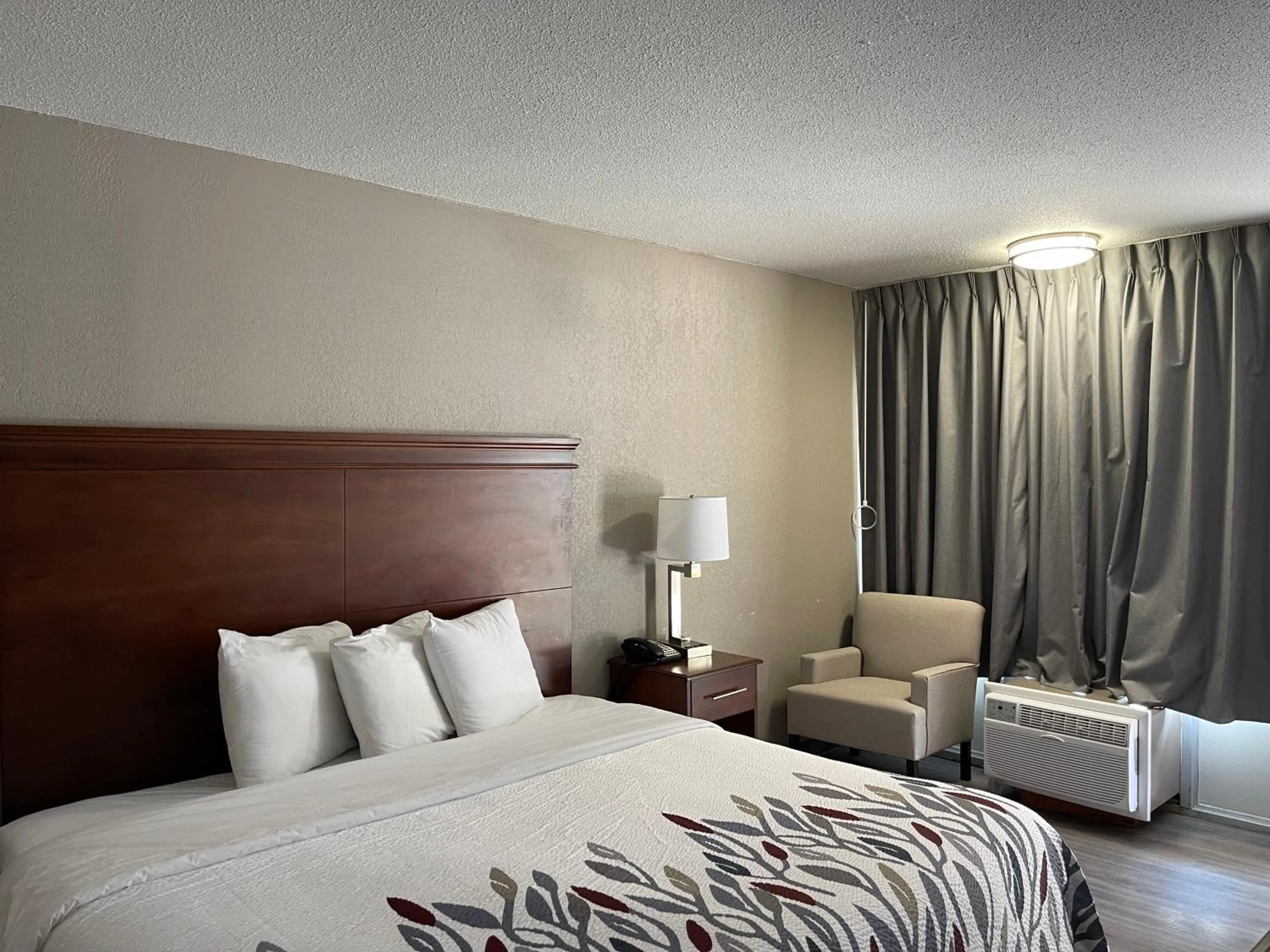 Bedroom, Bed in Red Roof Inn LaGrange