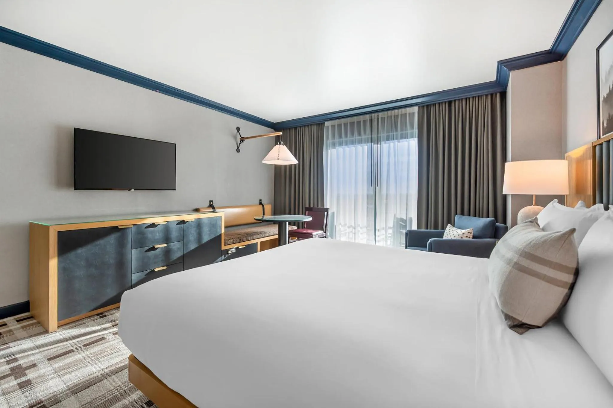 Photo of the whole room, Bed in Omni Interlocken Hotel