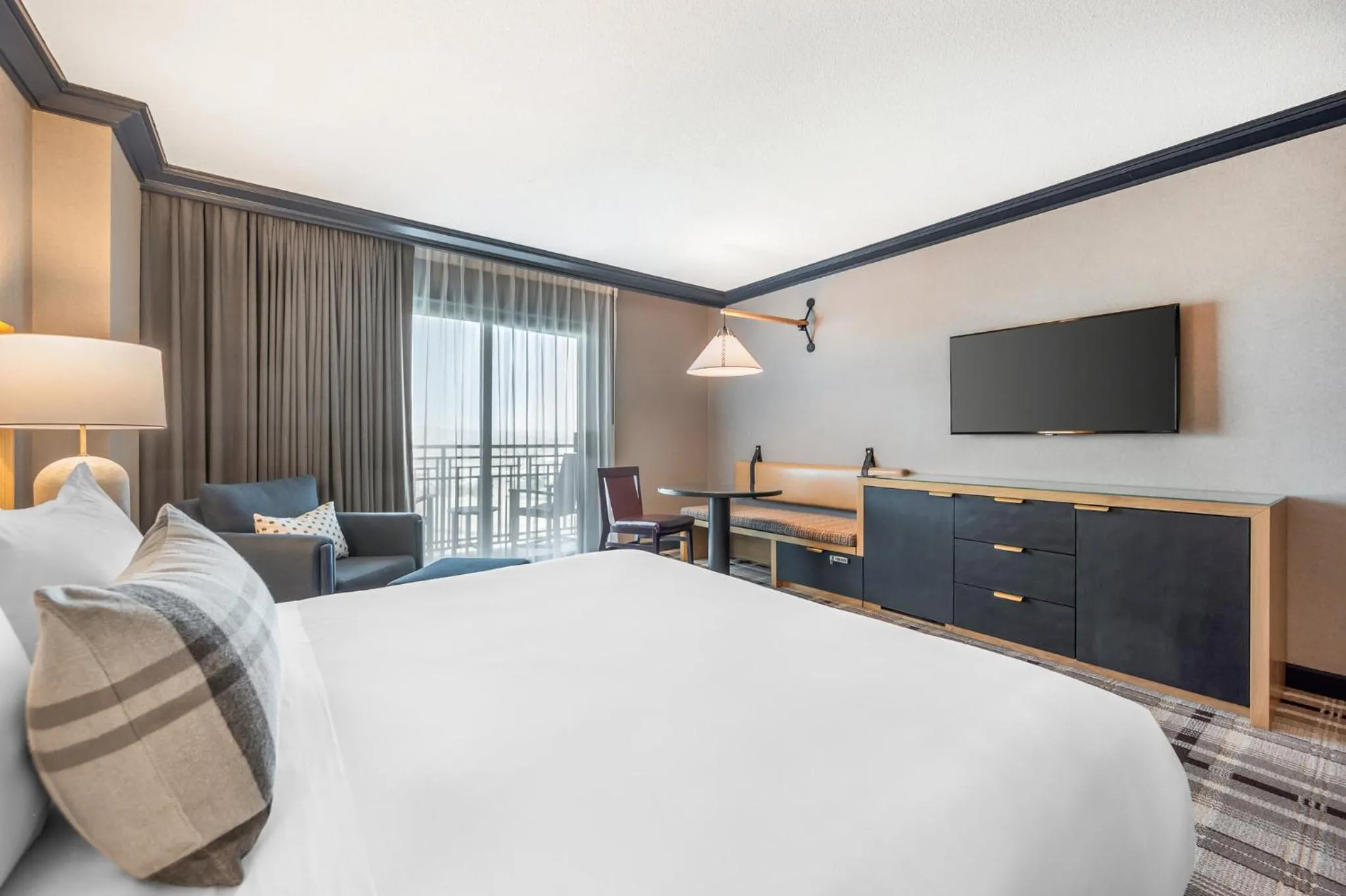 Bedroom, Bed in Omni Interlocken Hotel