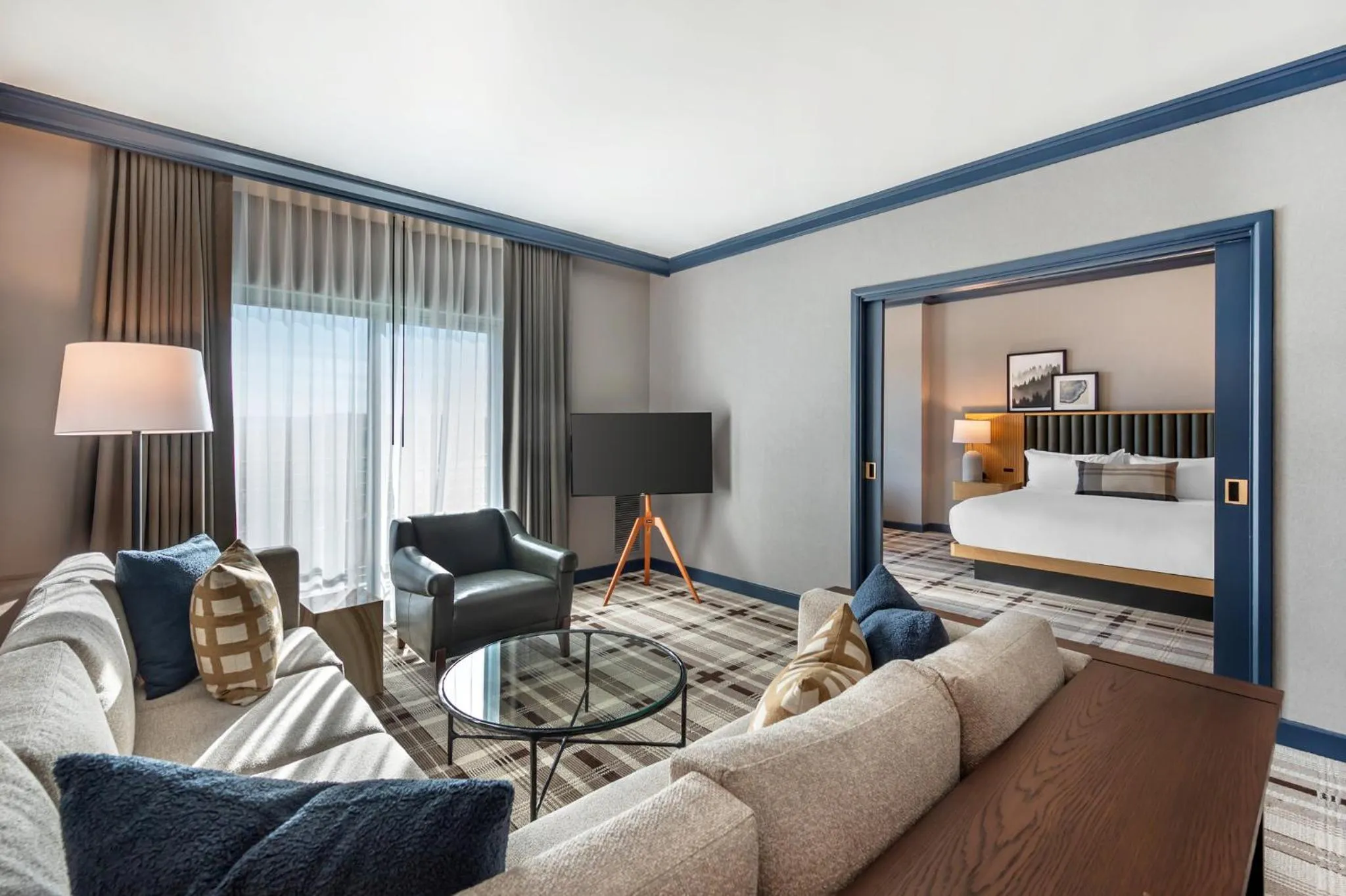 Living room in Omni Interlocken Hotel