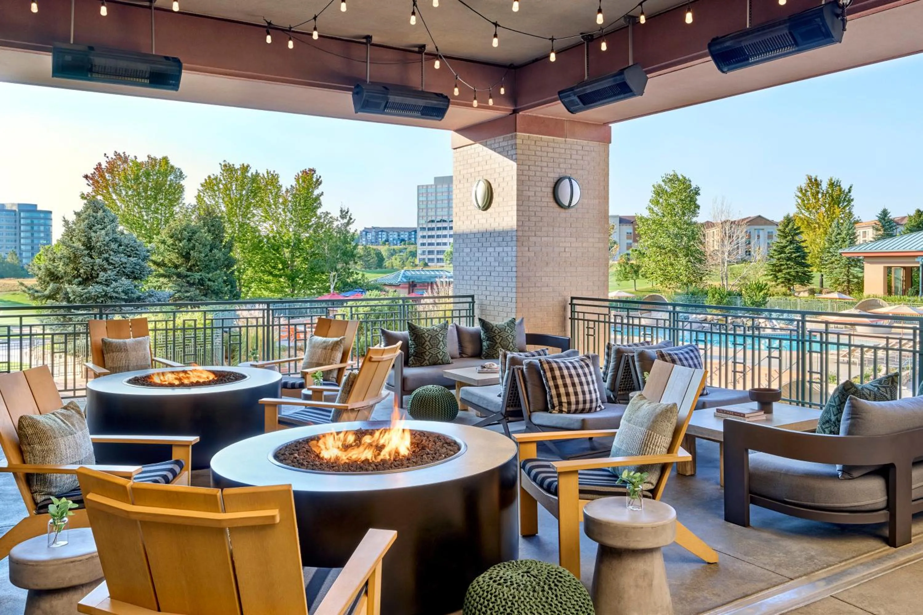 Swimming pool in Omni Interlocken Hotel