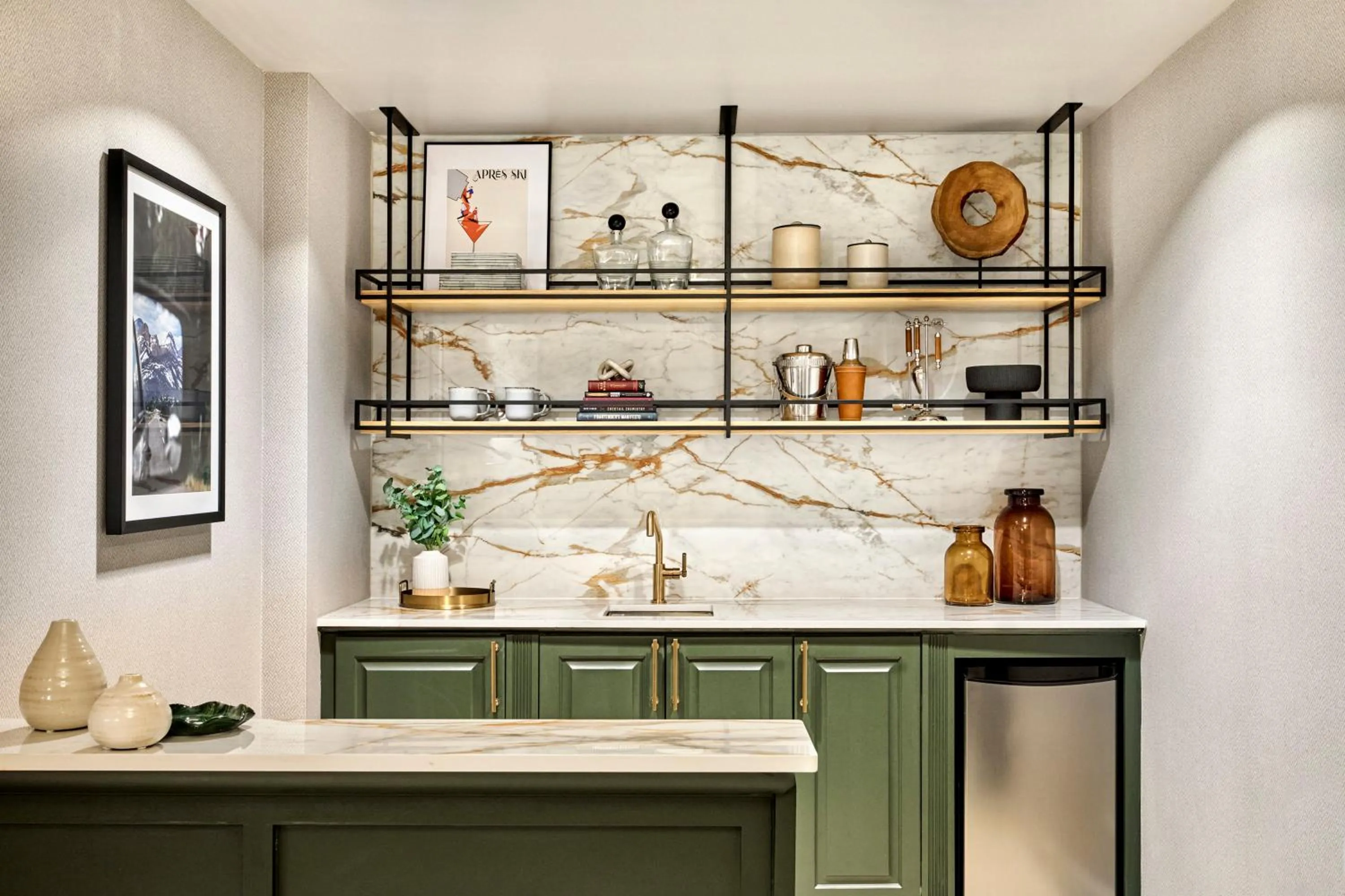 Facade/entrance in Omni Interlocken Hotel