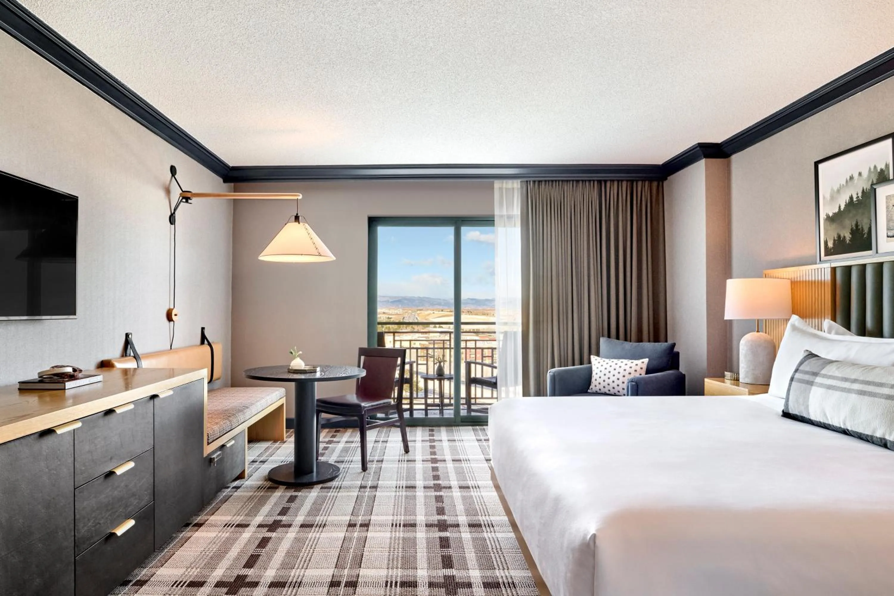 Facade/entrance, Bed in Omni Interlocken Hotel