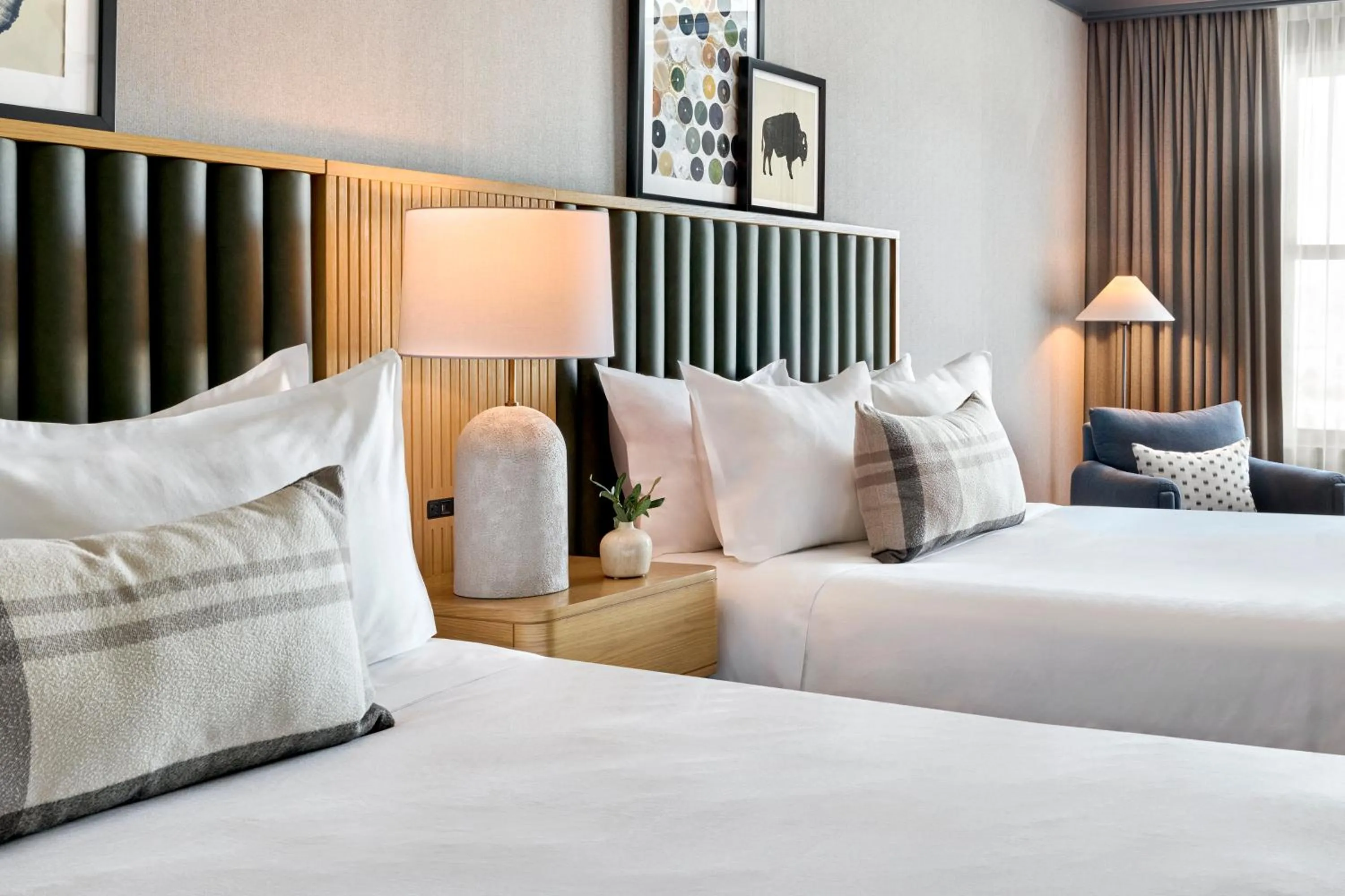 Facade/entrance, Bed in Omni Interlocken Hotel