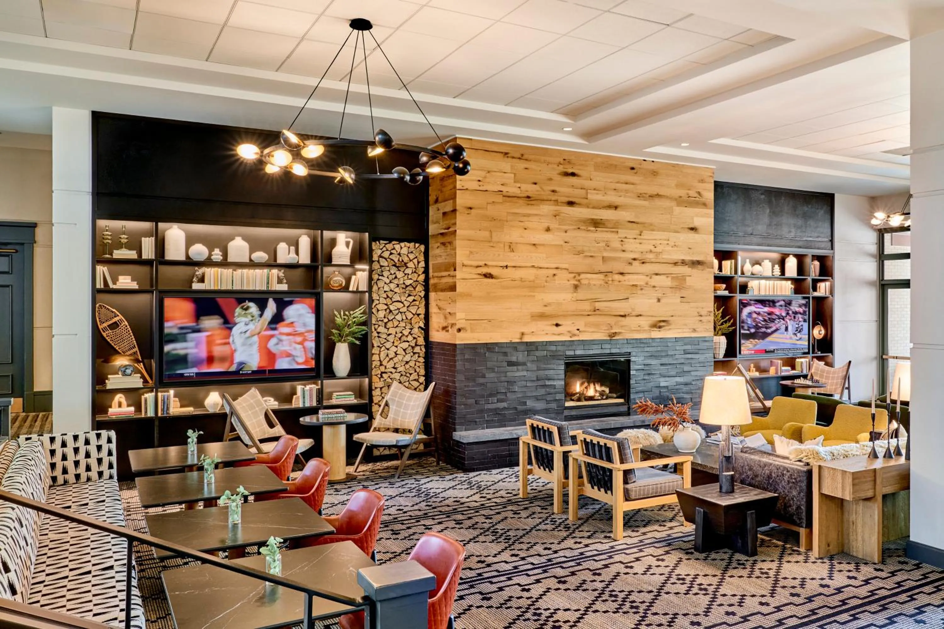 Lobby or reception in Omni Interlocken Hotel