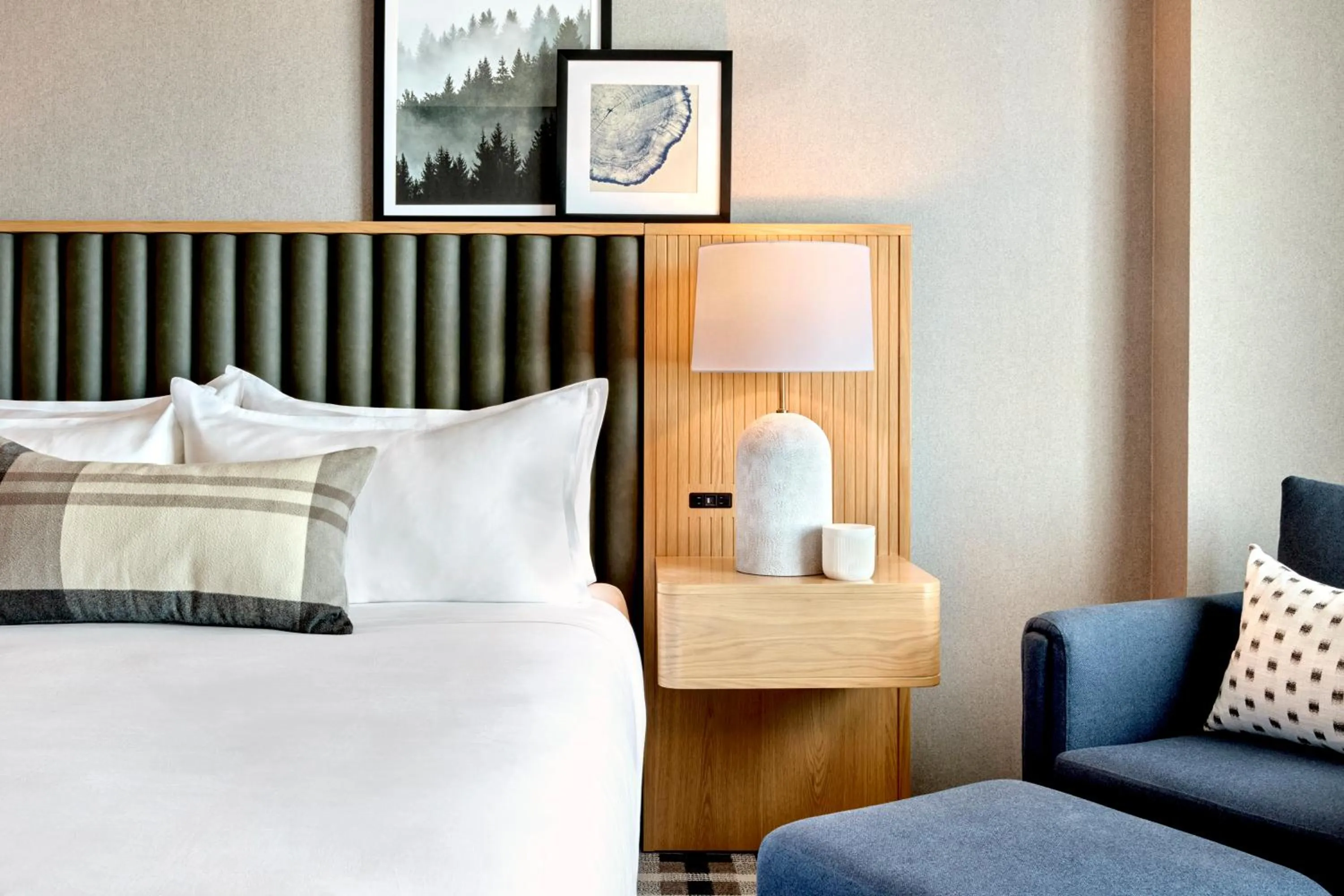 Facade/entrance, Bed in Omni Interlocken Hotel