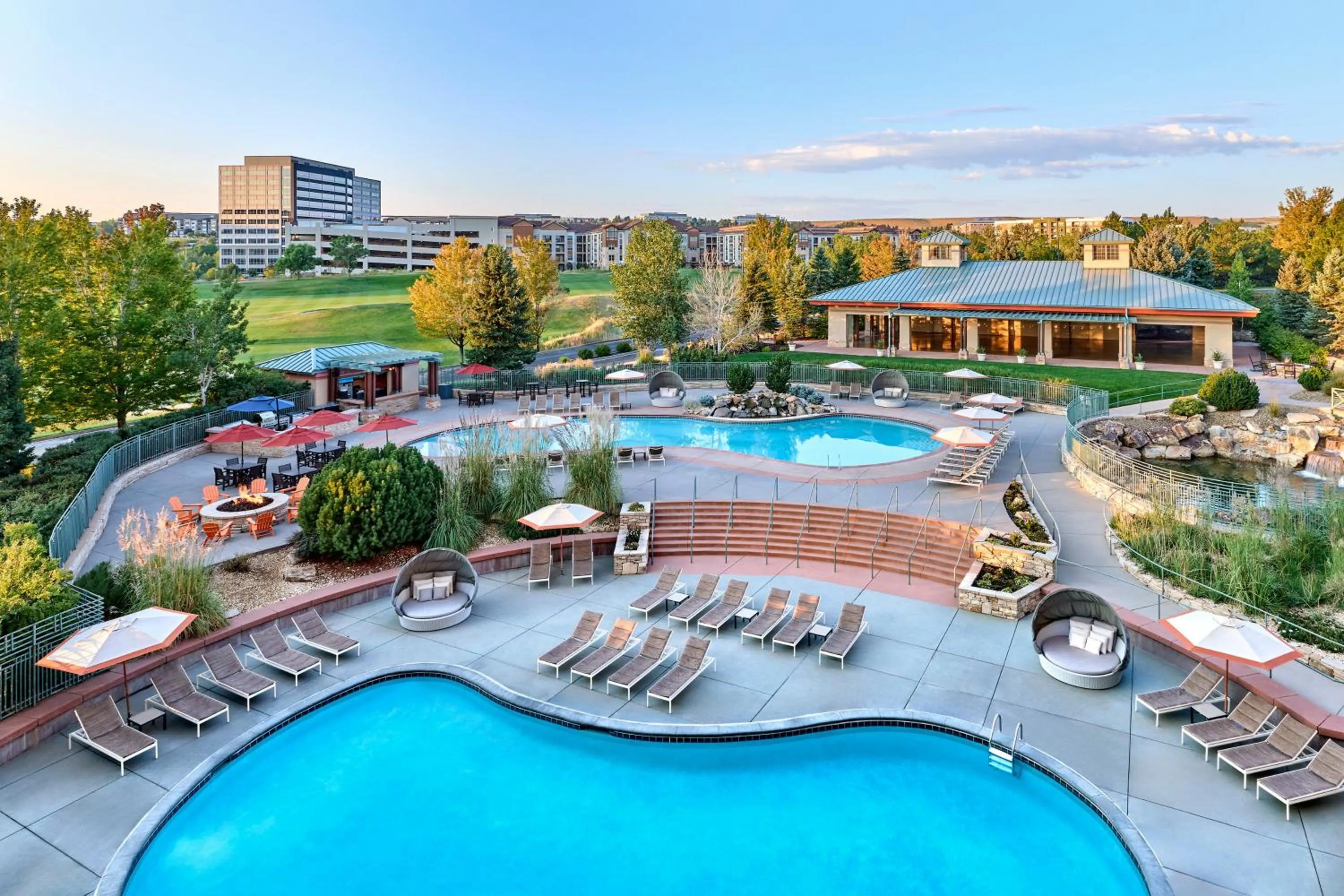 Swimming pool in Omni Interlocken Hotel