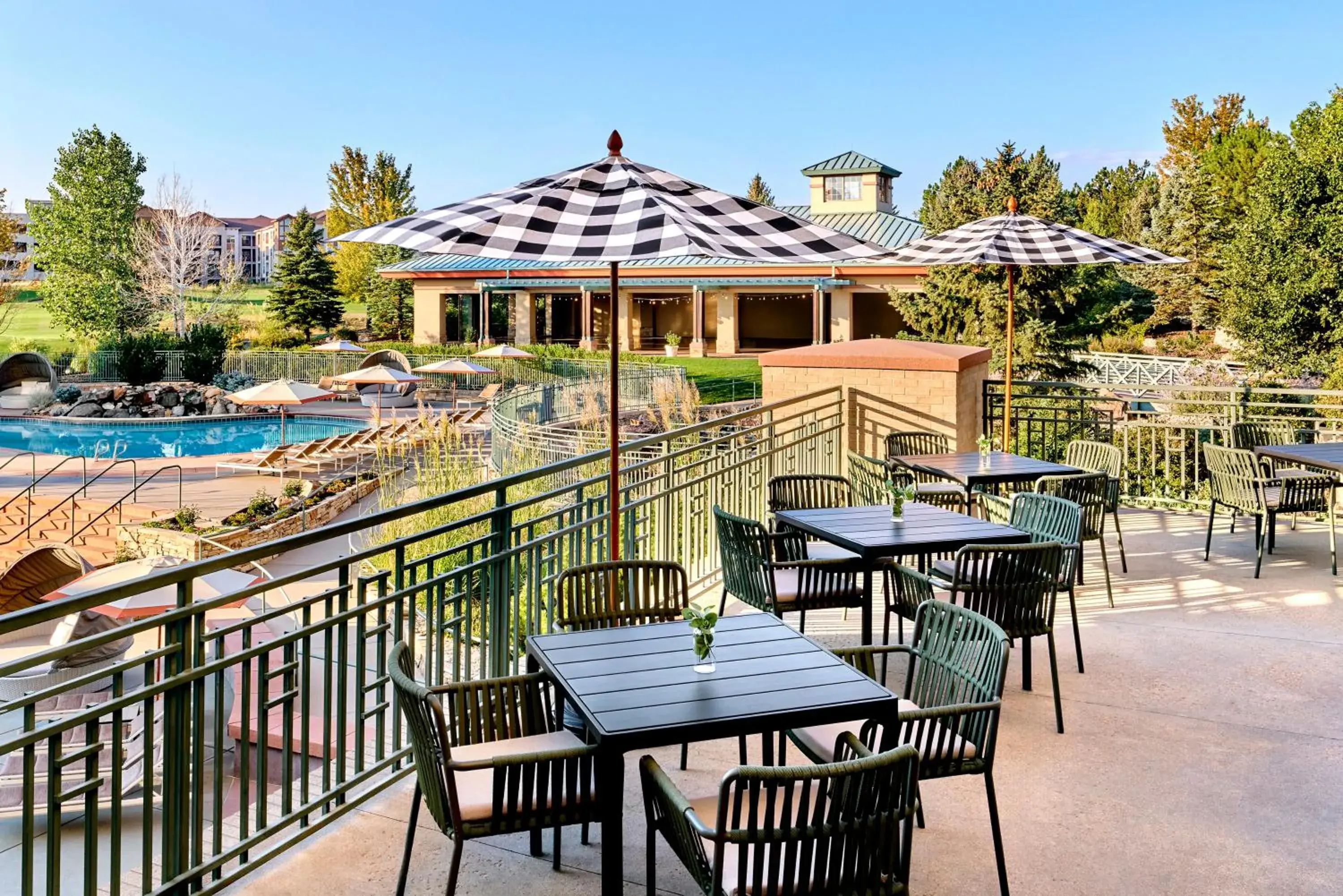 Lounge or bar in Omni Interlocken Hotel Lounge or bar in Omni Interlocken Hotel