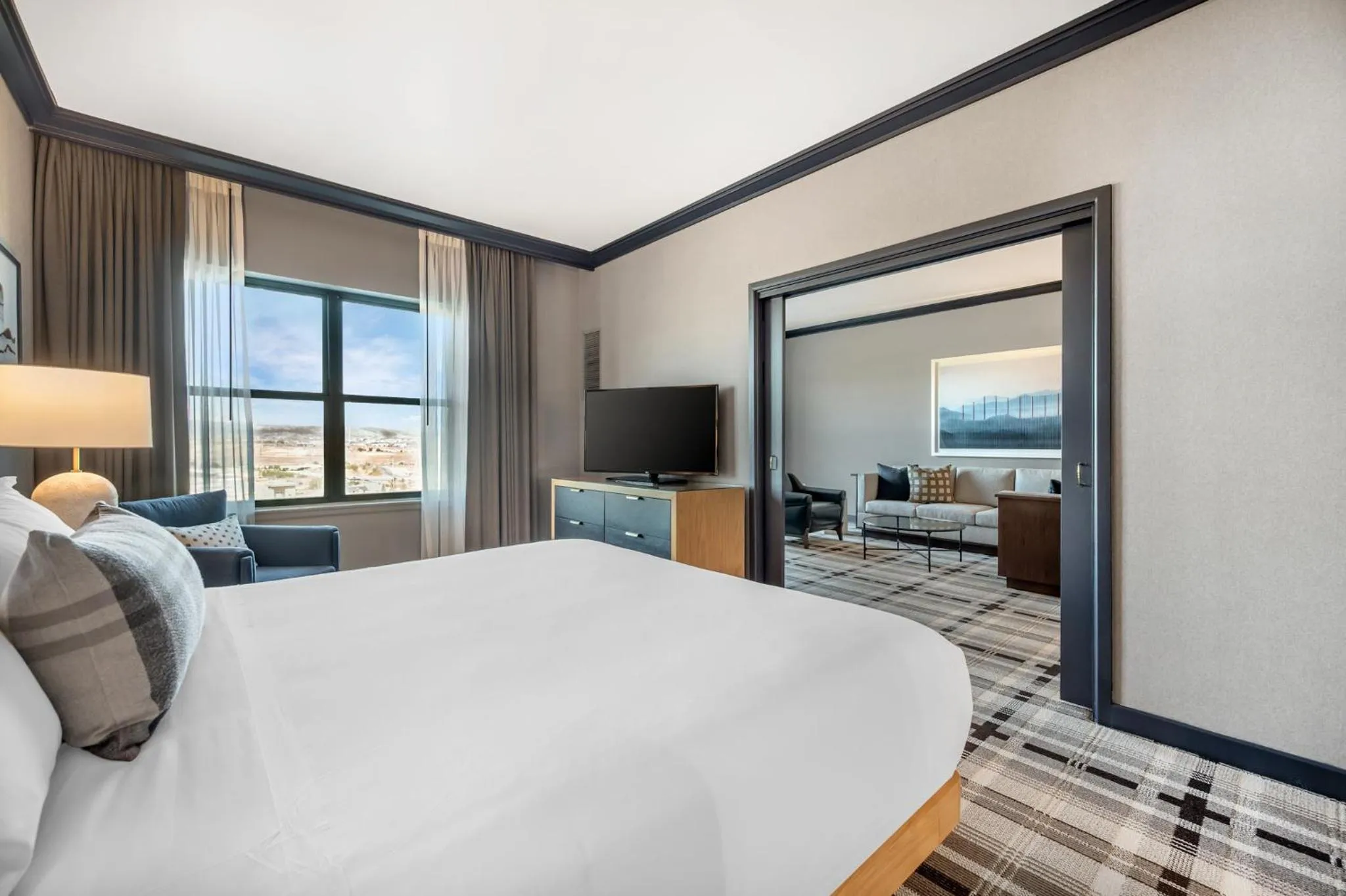 Photo of the whole room, Bed in Omni Interlocken Hotel