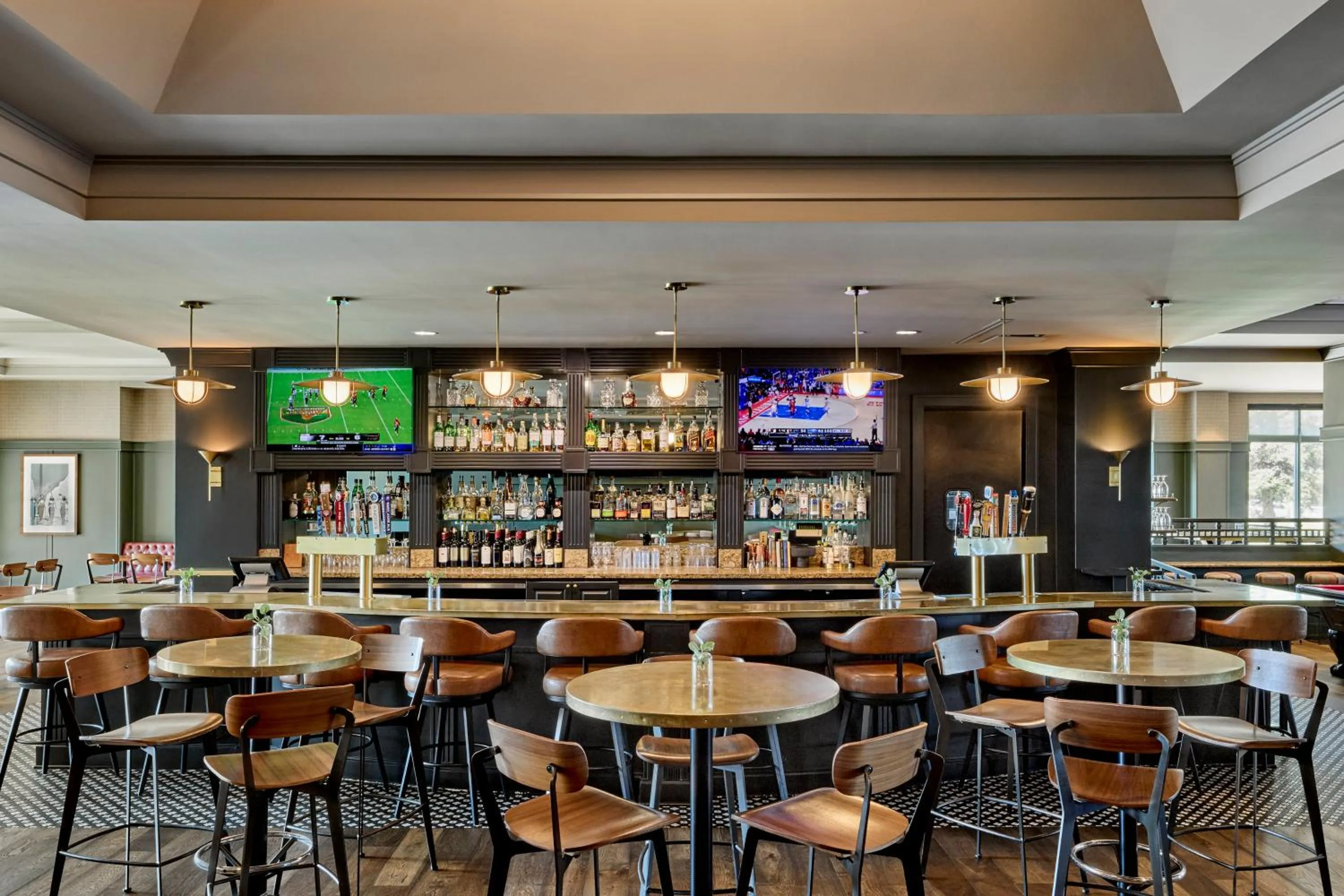 Lounge or bar in Omni Interlocken Hotel