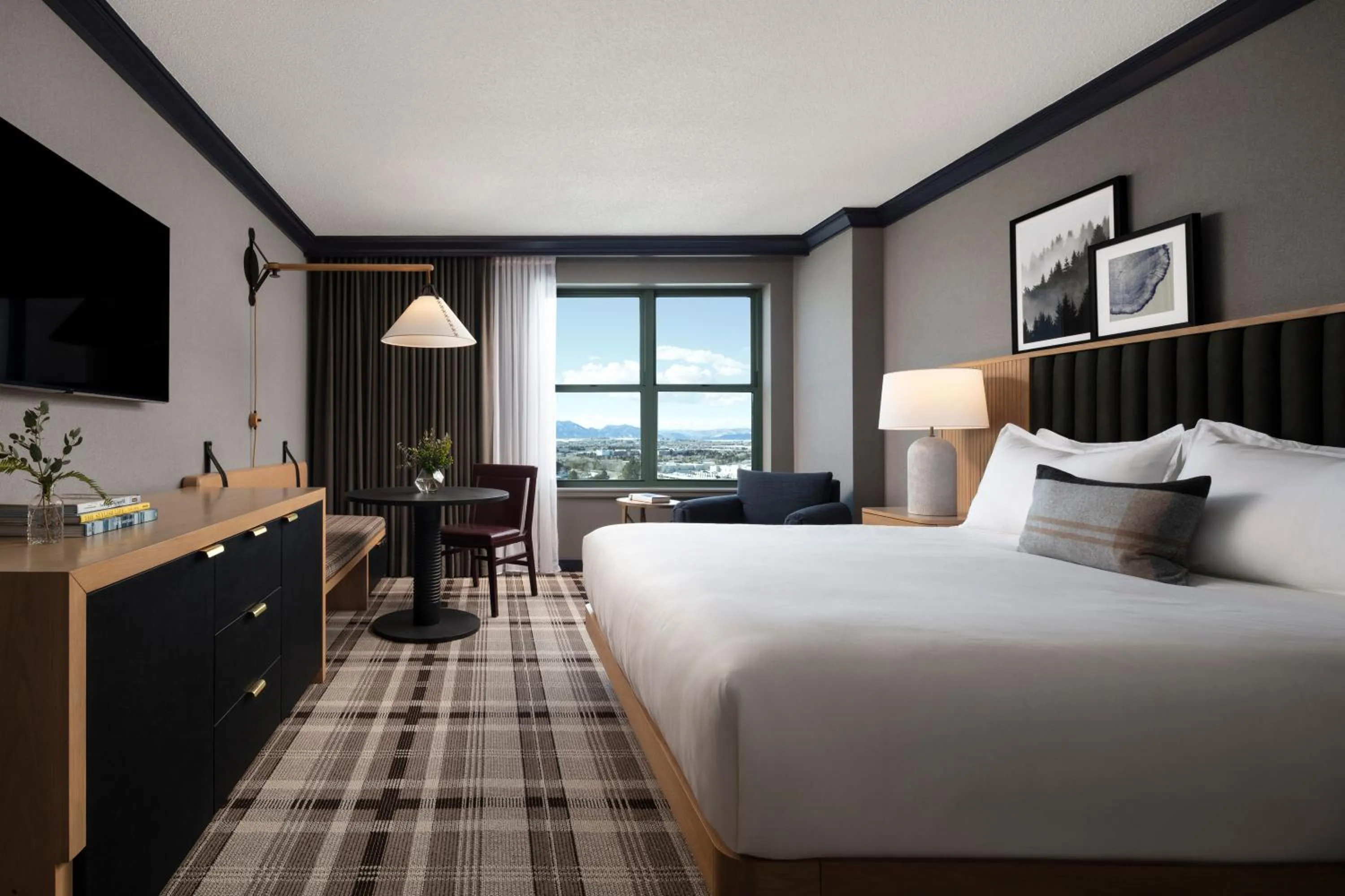 Bedroom, Bed in Omni Interlocken Hotel