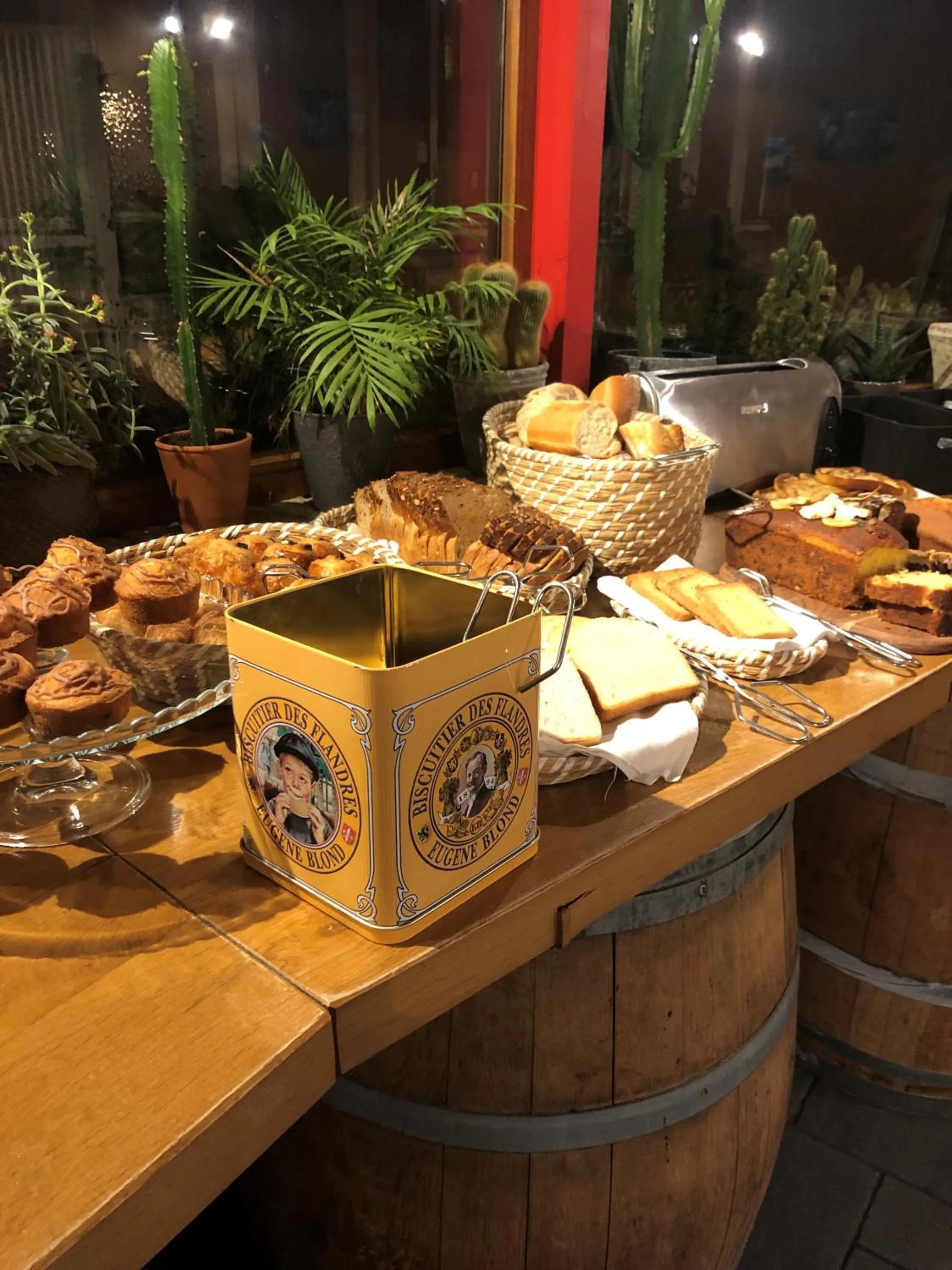 Buffet breakfast in Hôtel - Restaurant Au Tonnelier