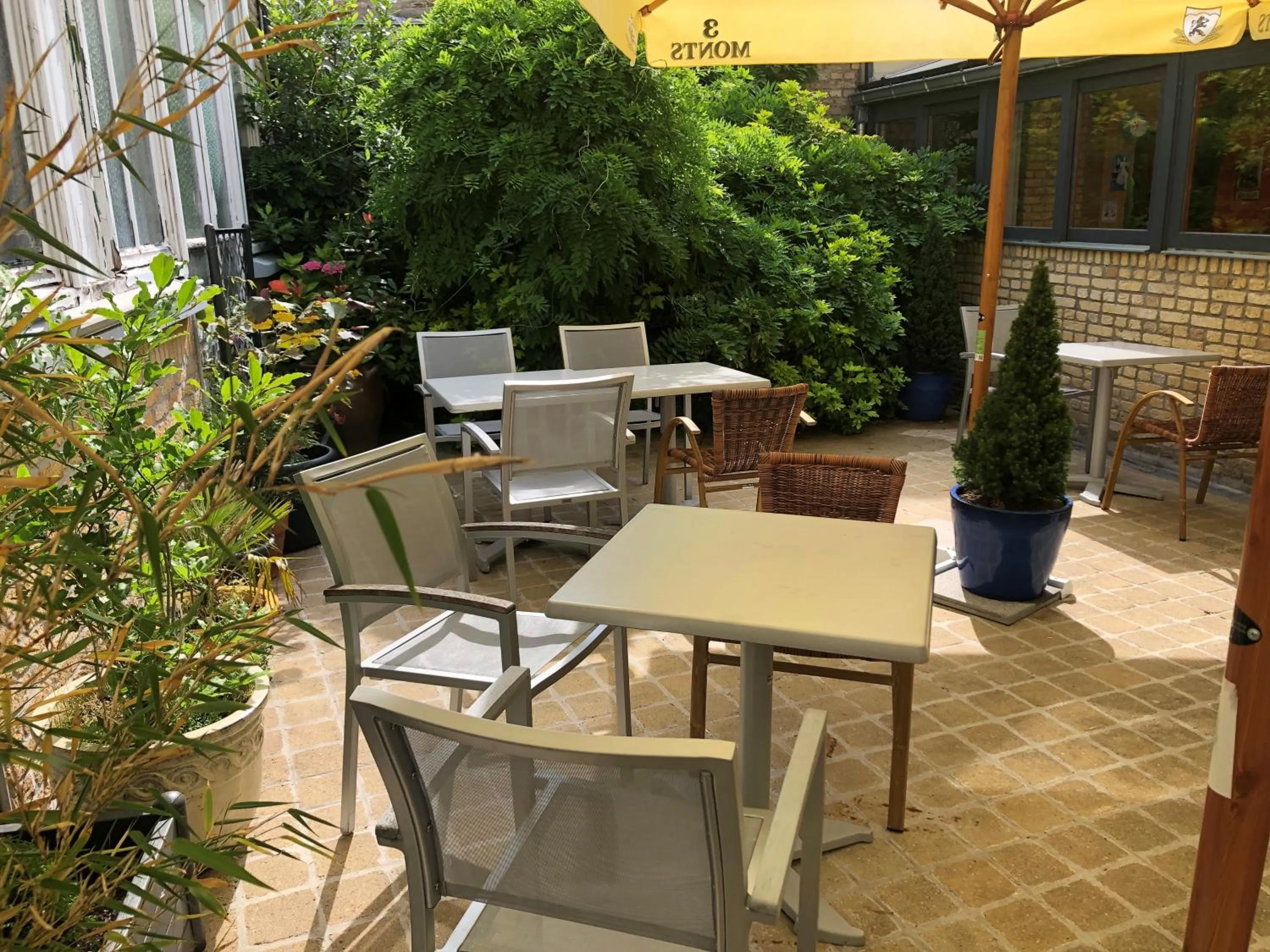 Patio in Hôtel - Restaurant Au Tonnelier