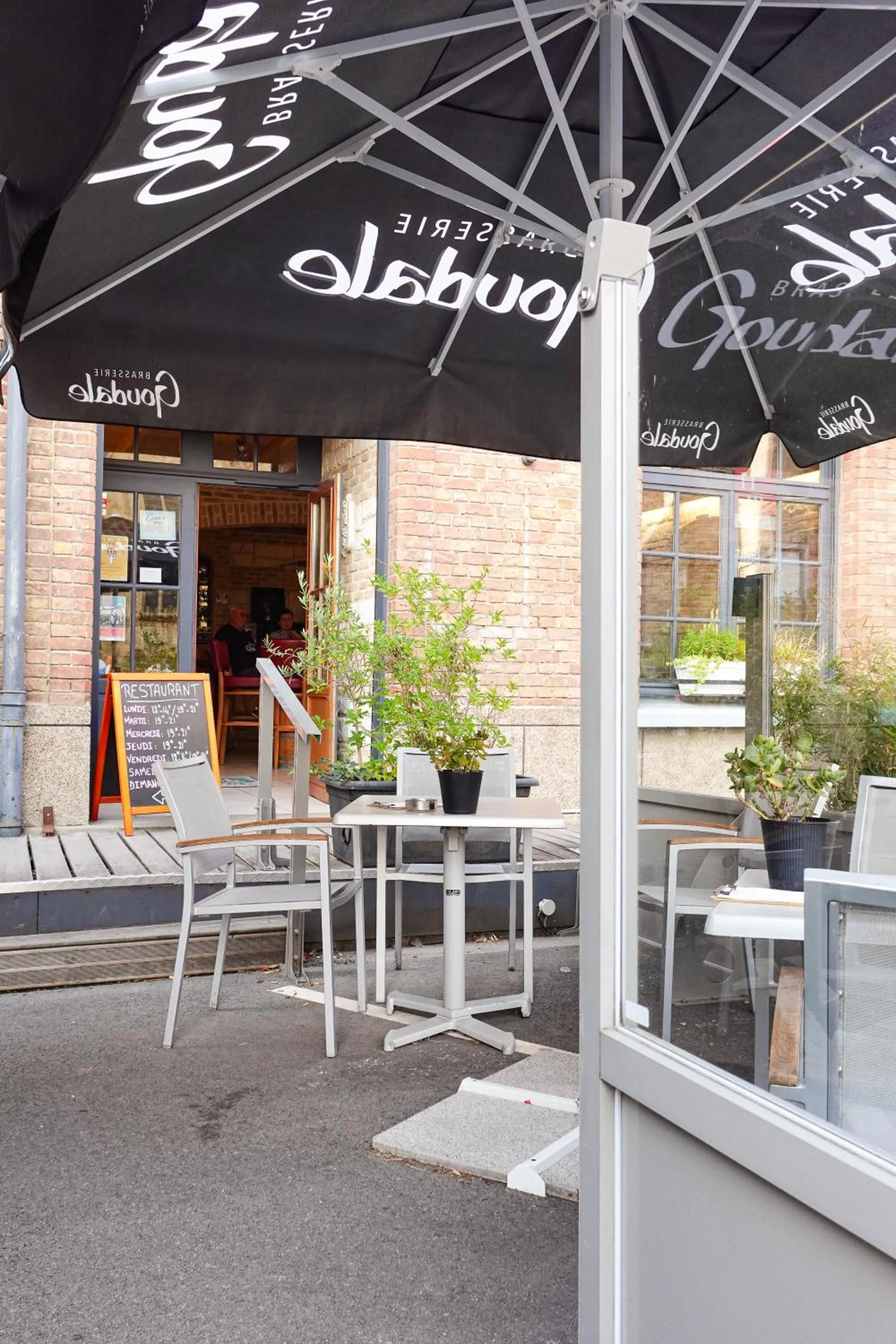 Patio in Hôtel - Restaurant Au Tonnelier