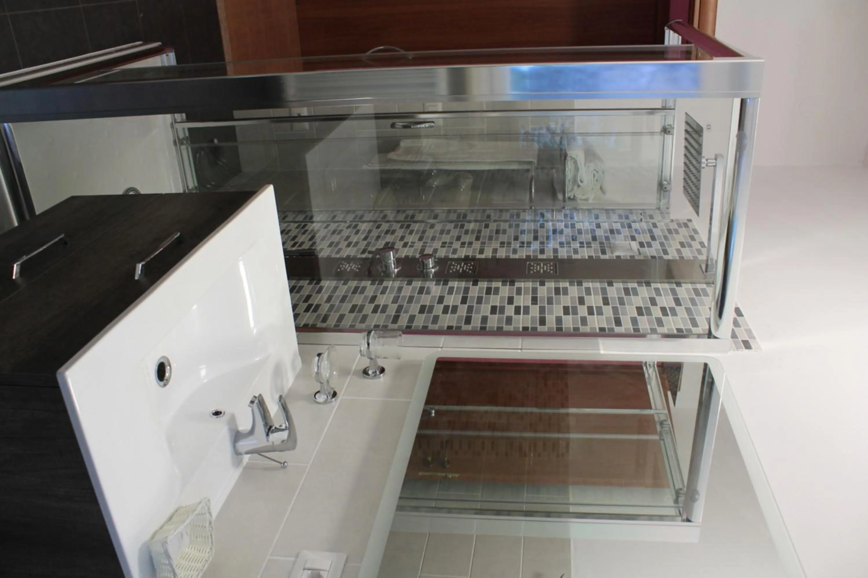 Shower in Albergo Paradiso