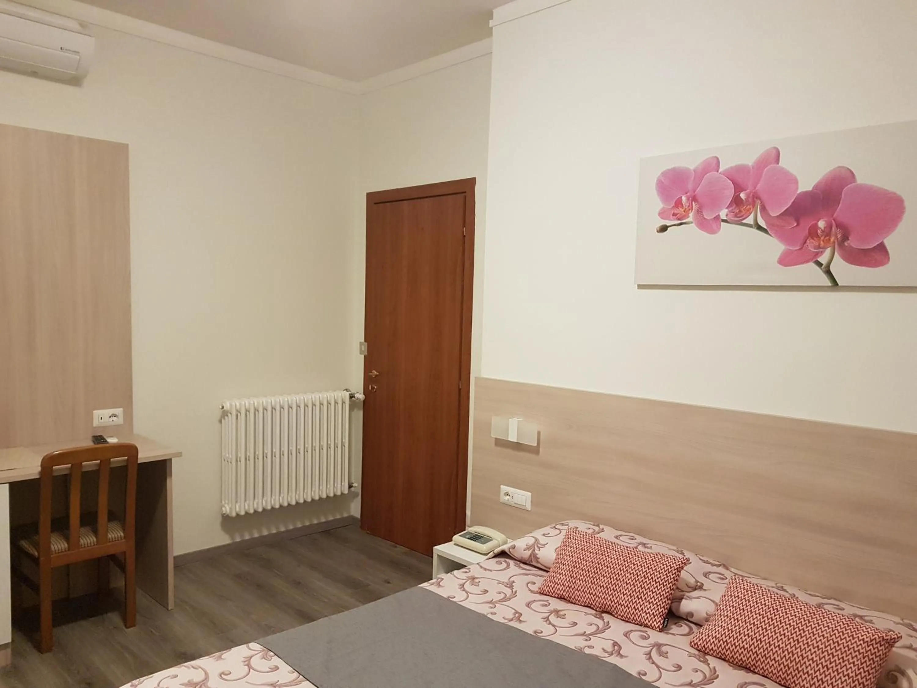 Bed in Albergo Paradiso