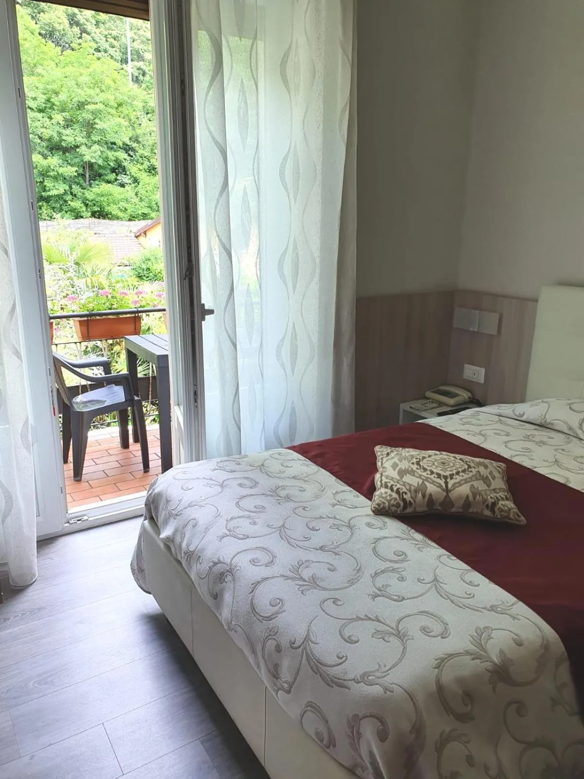 Bed in Albergo Paradiso