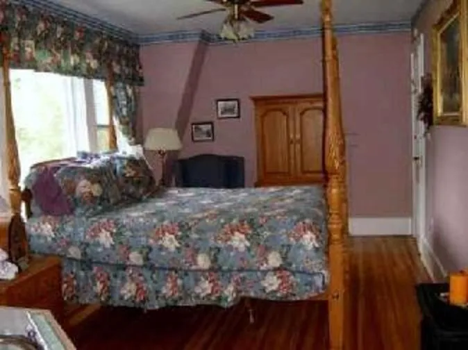 Bed in Brookview Manor Inn