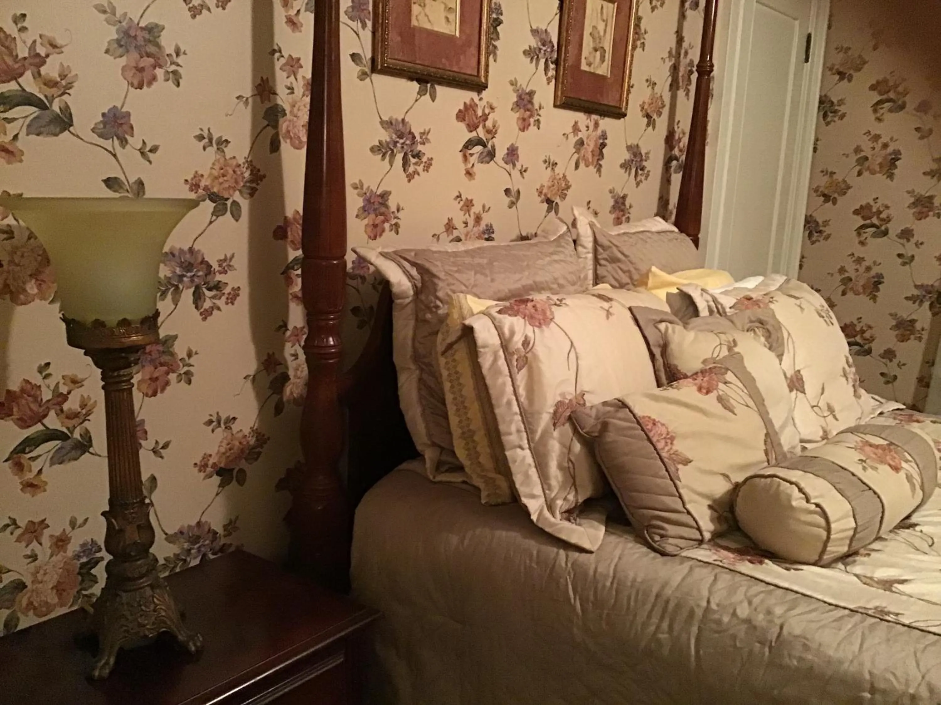 Bed in Brookview Manor Inn