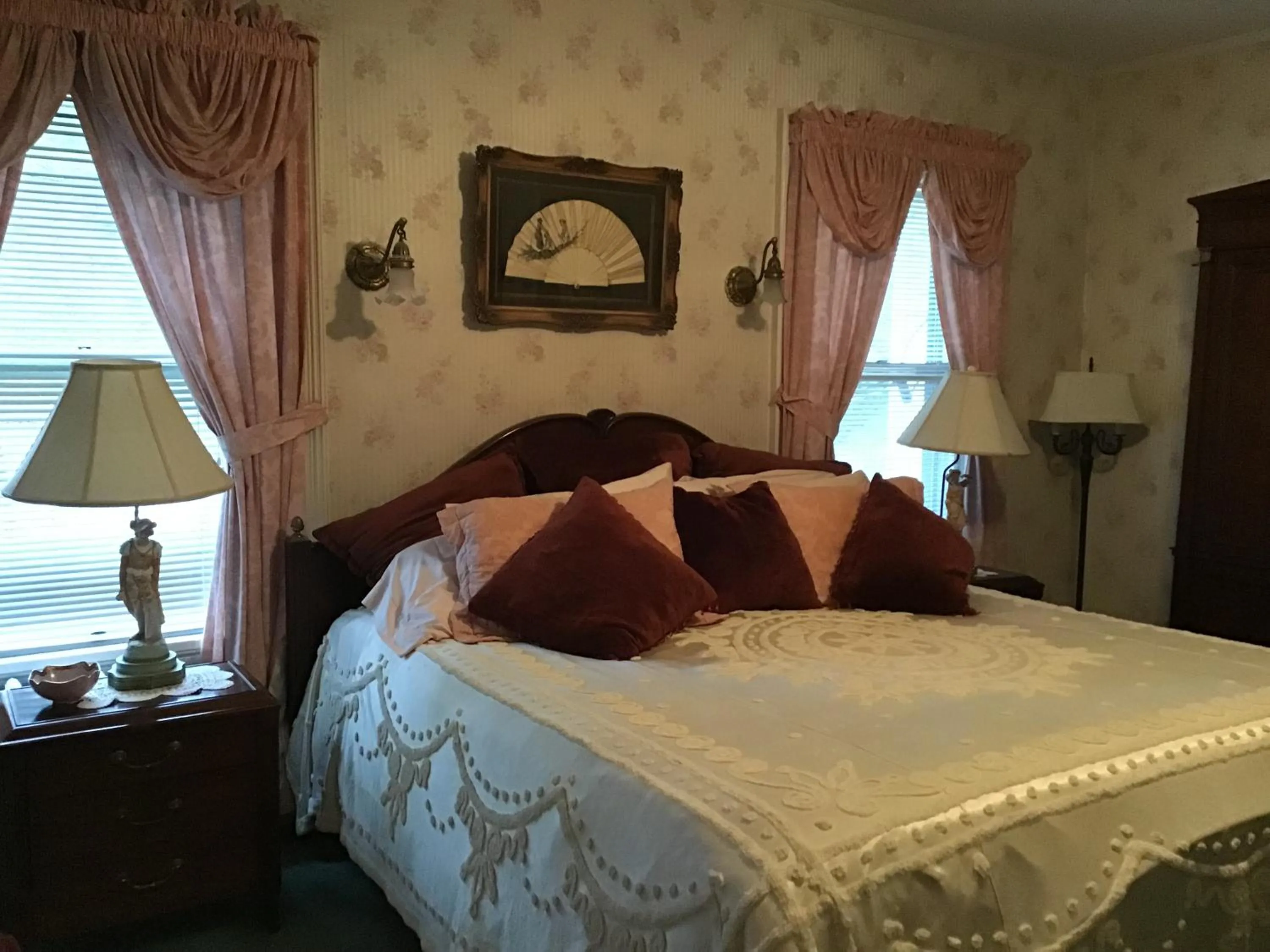 Bed in Brookview Manor Inn