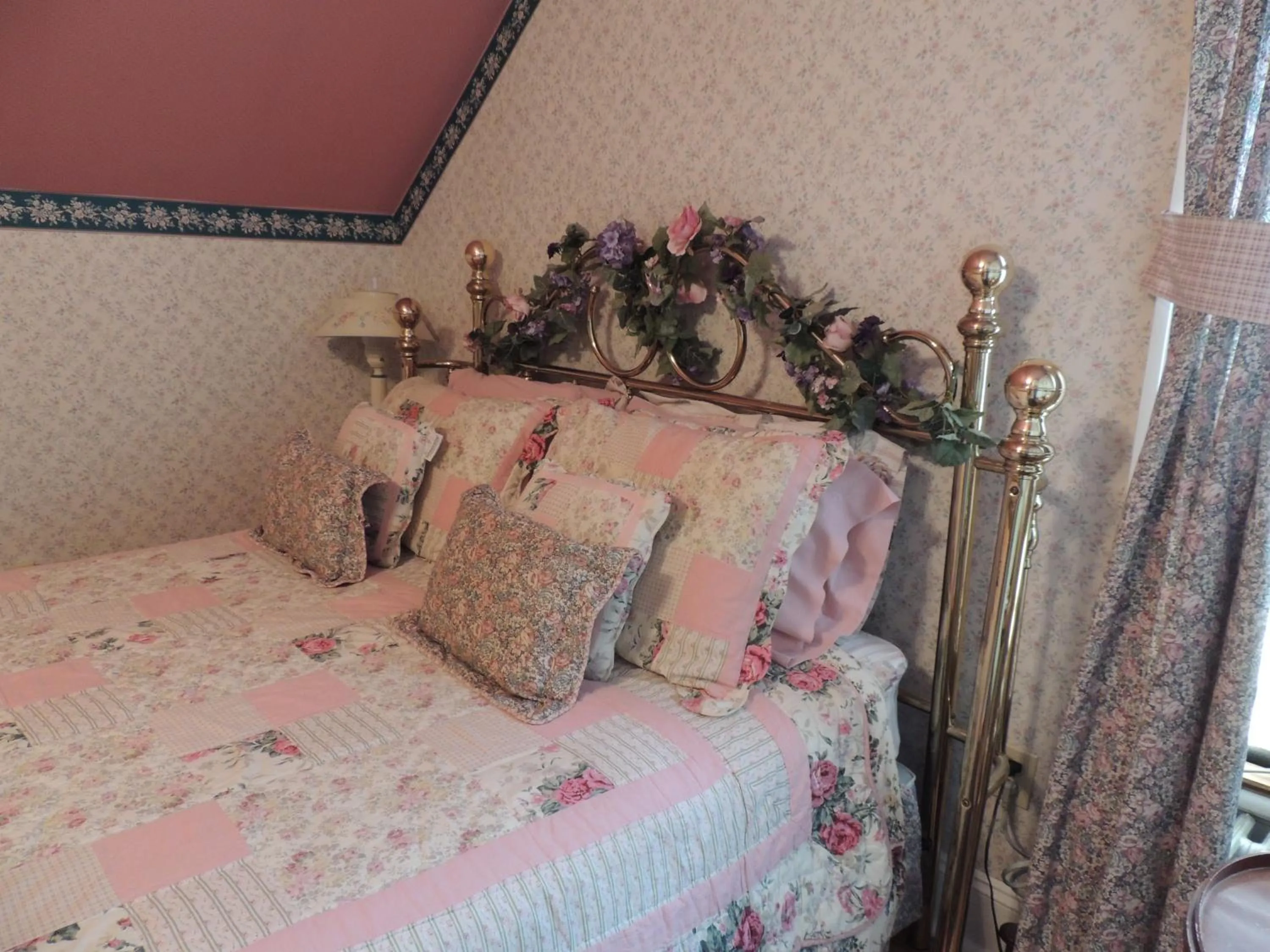 Bed in Brookview Manor Inn