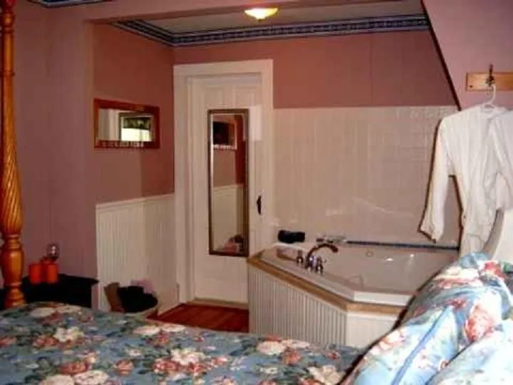 Bed in Brookview Manor Inn