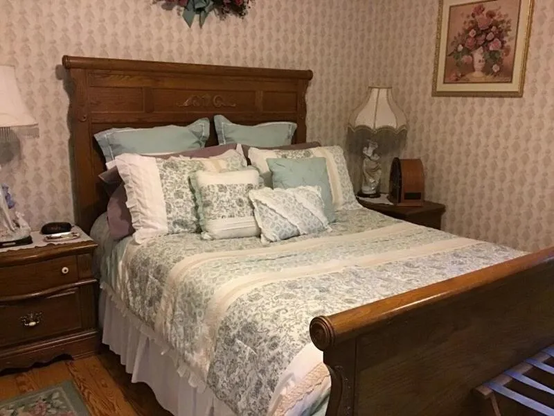 Bed in Brookview Manor Inn