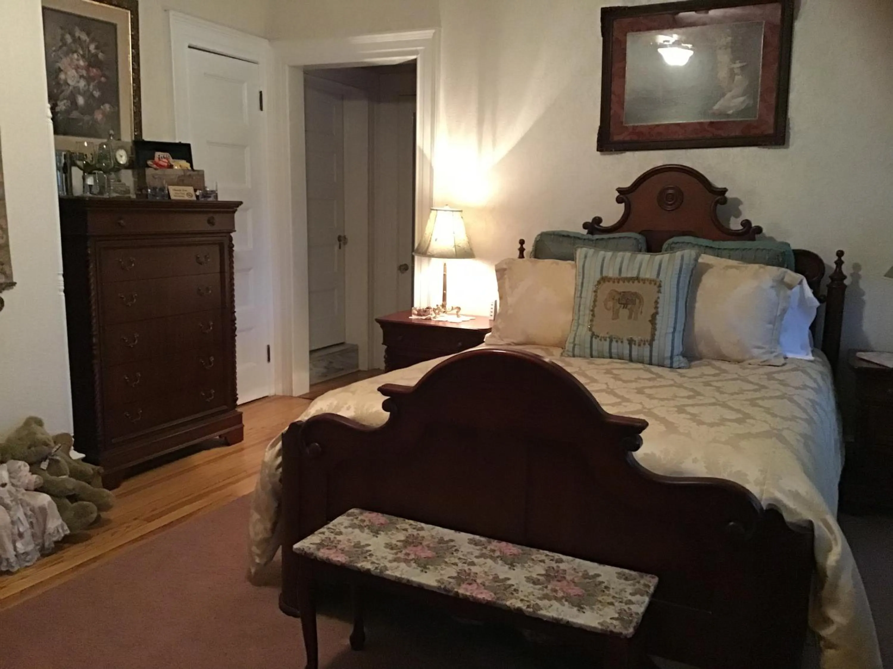 Bedroom, Bed in Brookview Manor Inn