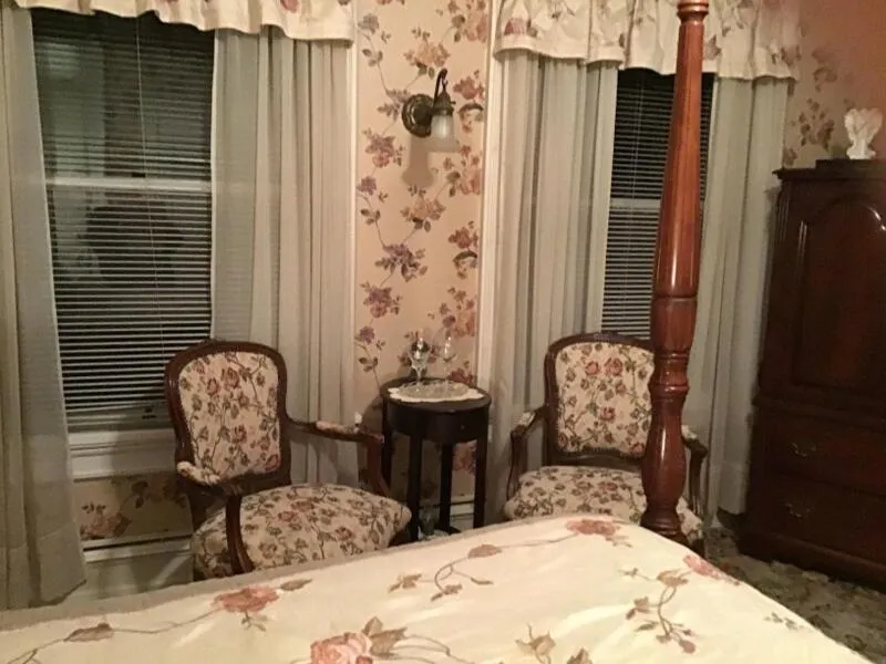 Bed in Brookview Manor Inn