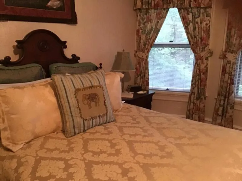 Bed in Brookview Manor Inn
