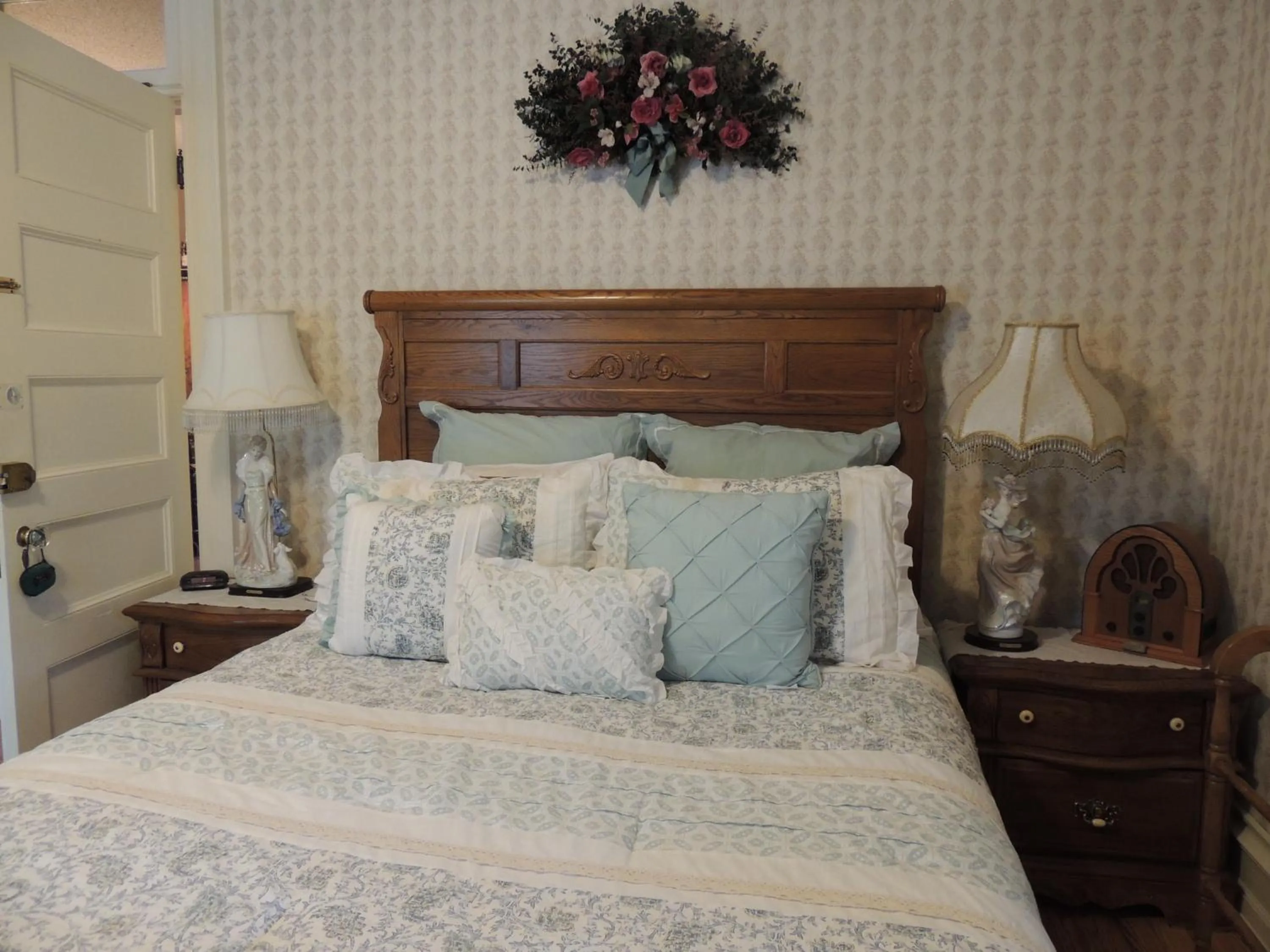 Bed in Brookview Manor Inn