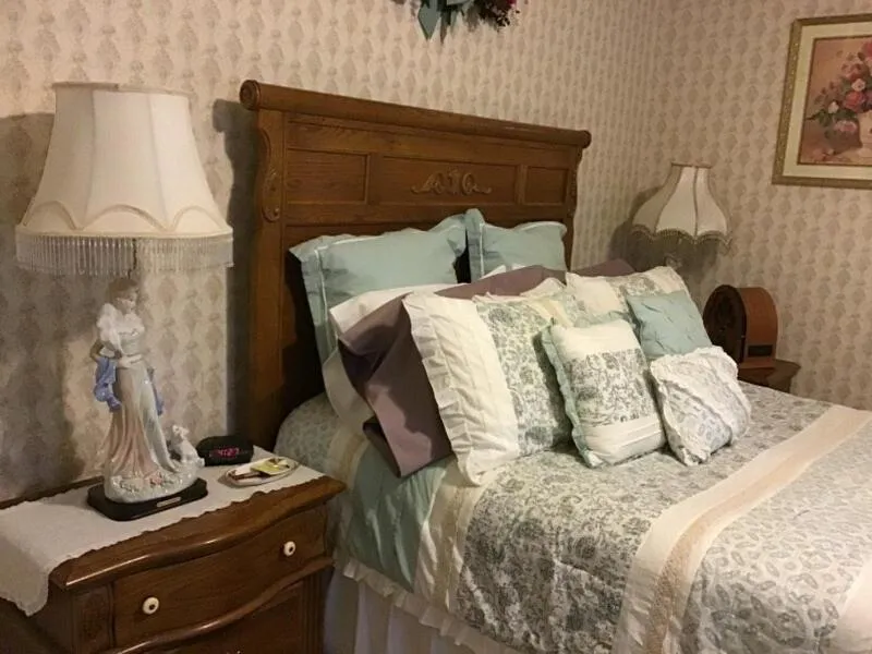 Bed in Brookview Manor Inn