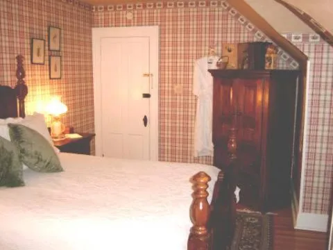 Bed in Brookview Manor Inn