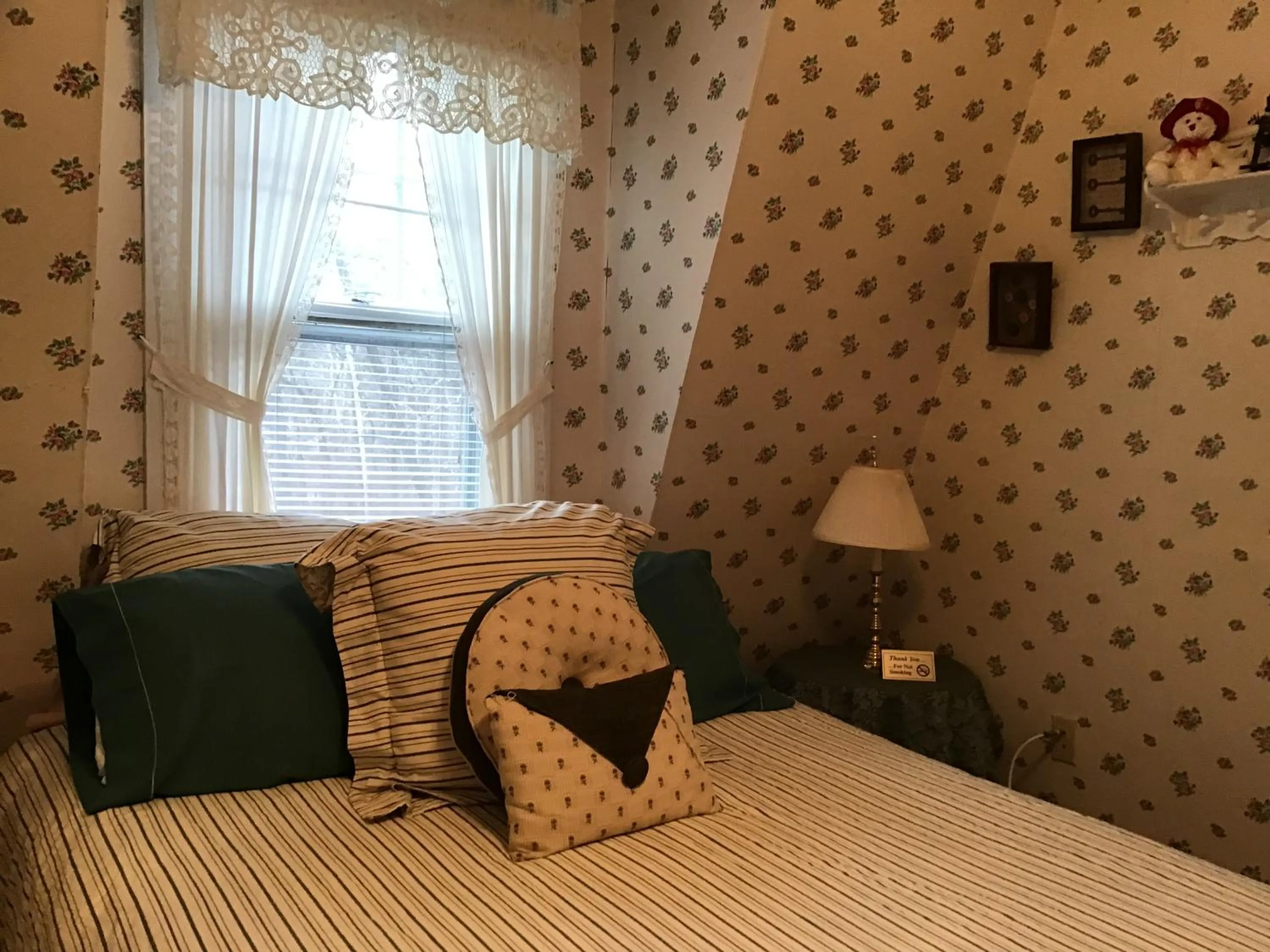 Bed in Brookview Manor Inn