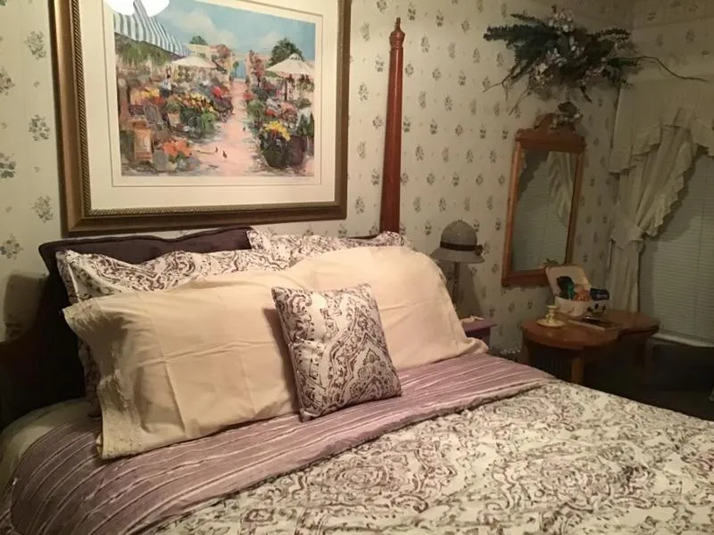 Bed in Brookview Manor Inn