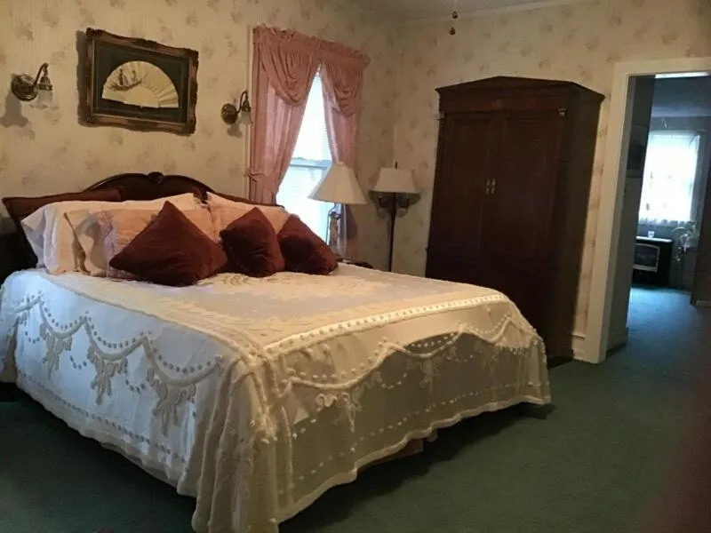 Bed in Brookview Manor Inn