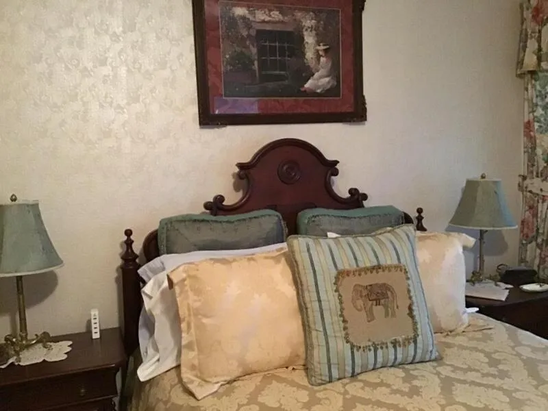 Bed in Brookview Manor Inn