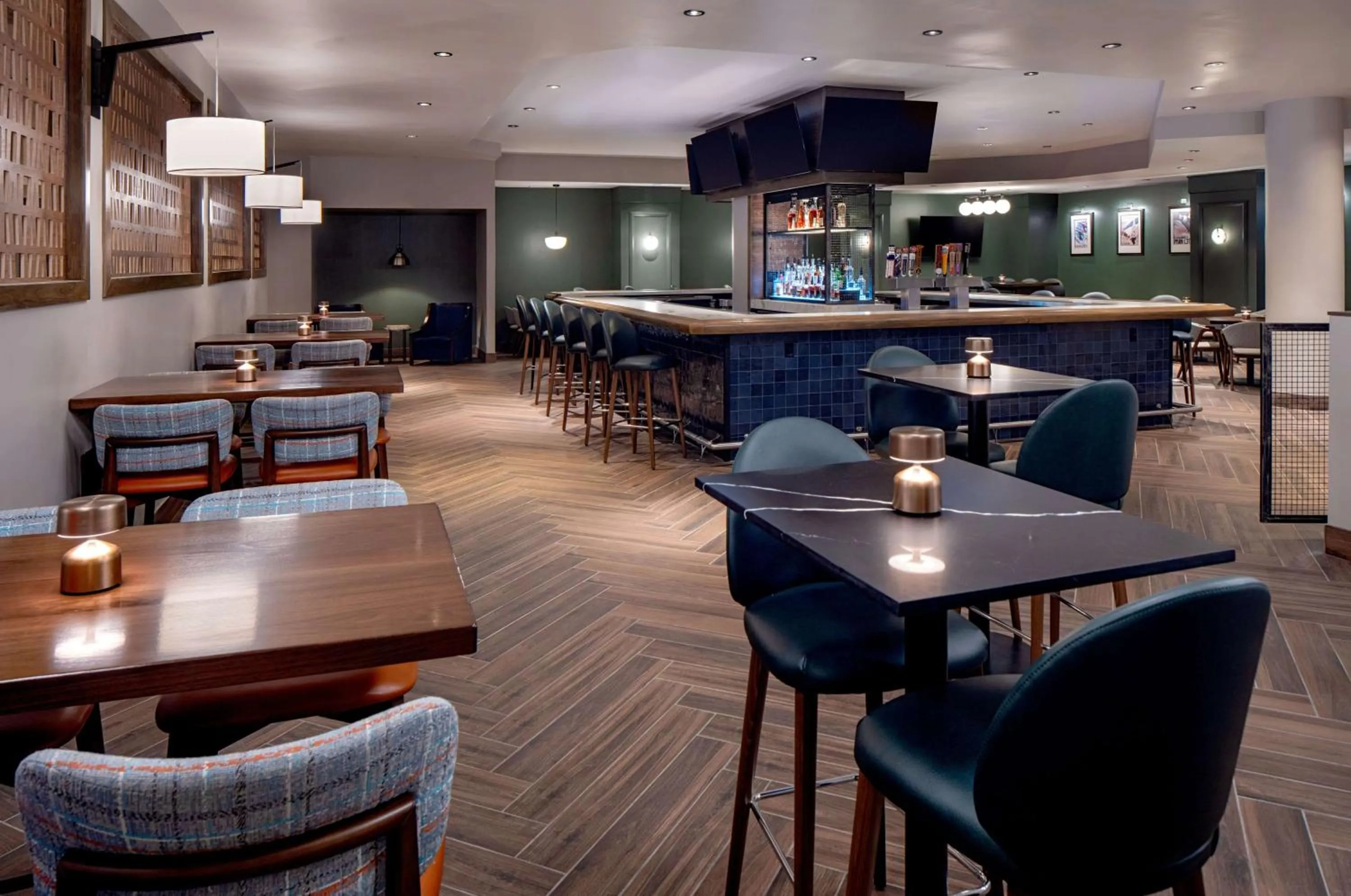 Lounge or bar in Doubletree Suites by Hilton Salt Lake City