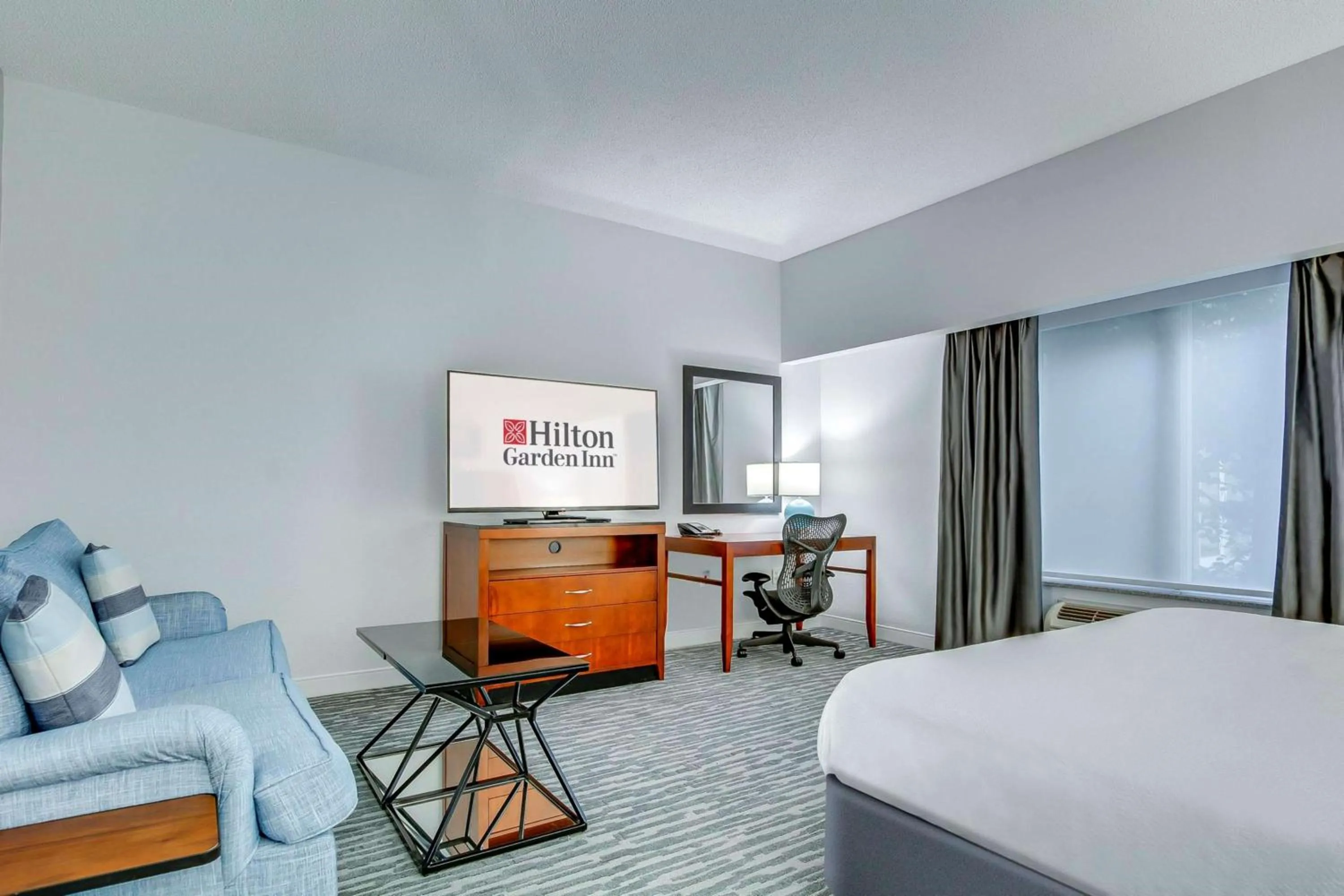 Living room, Bed in Hilton Garden Inn Louisville-Northeast