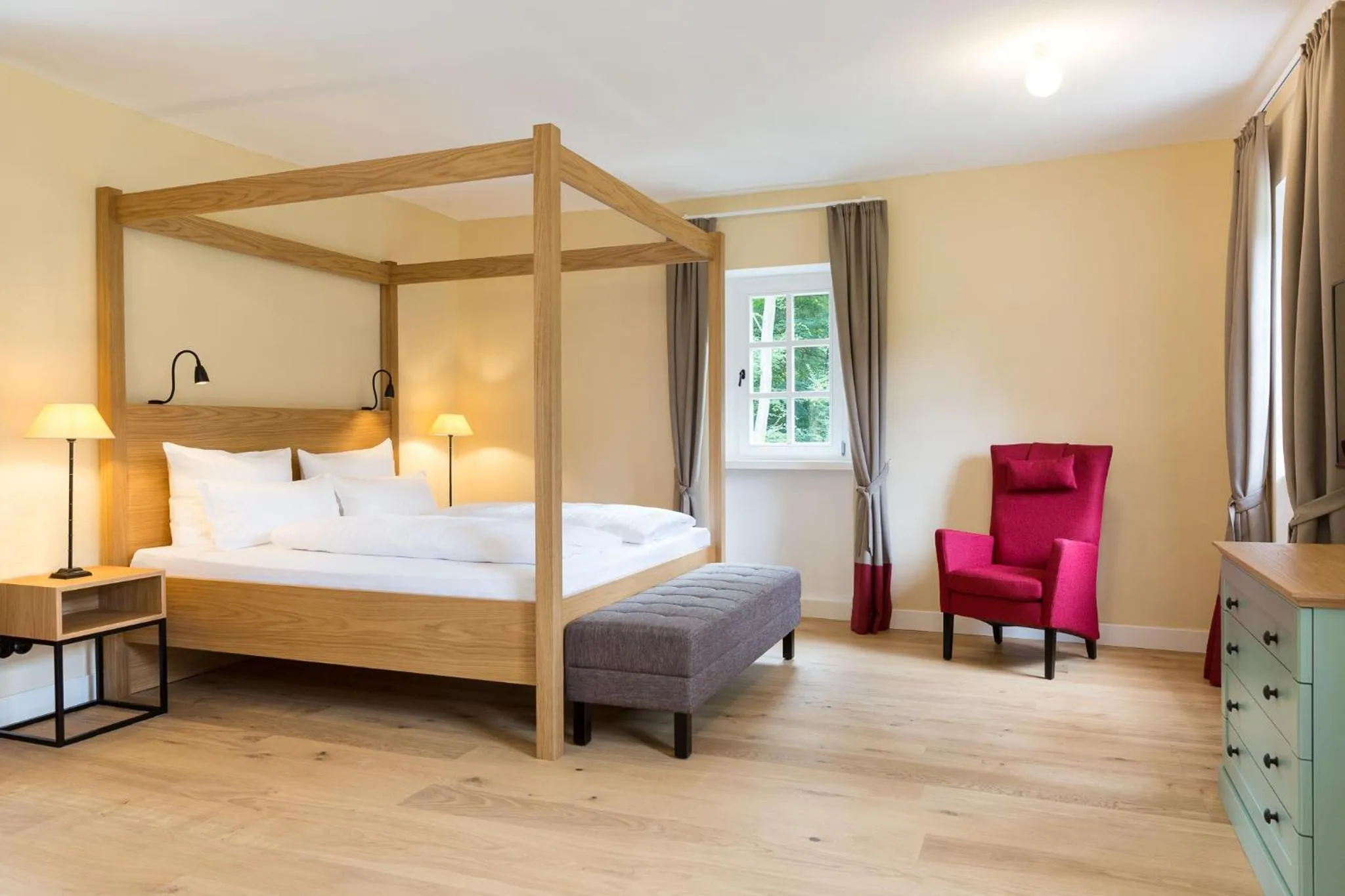 Bed in EMICH´S Hotel