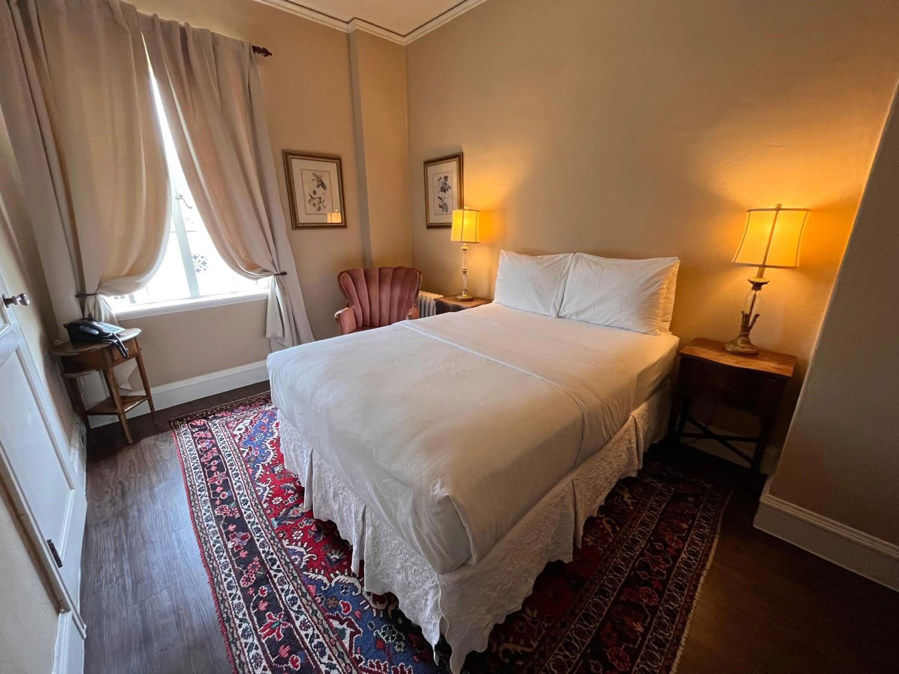 Photo of the whole room, Bed in Berkeley City Club Hotel