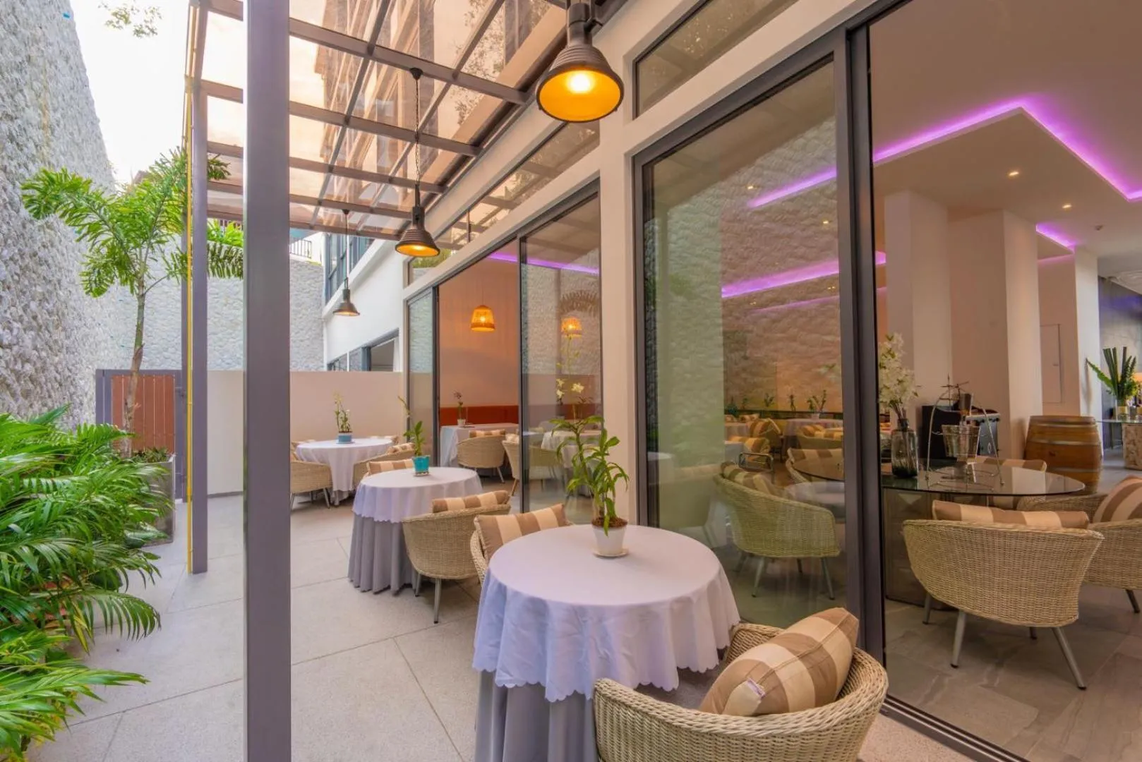 Restaurant/places to eat in Patong Heights