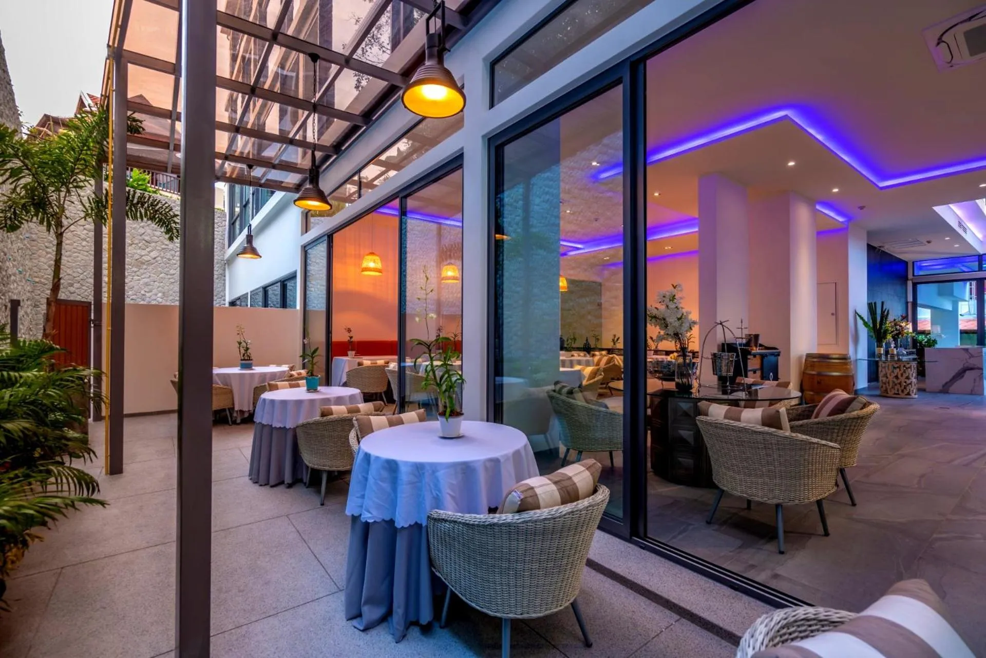 Restaurant/places to eat in Patong Heights