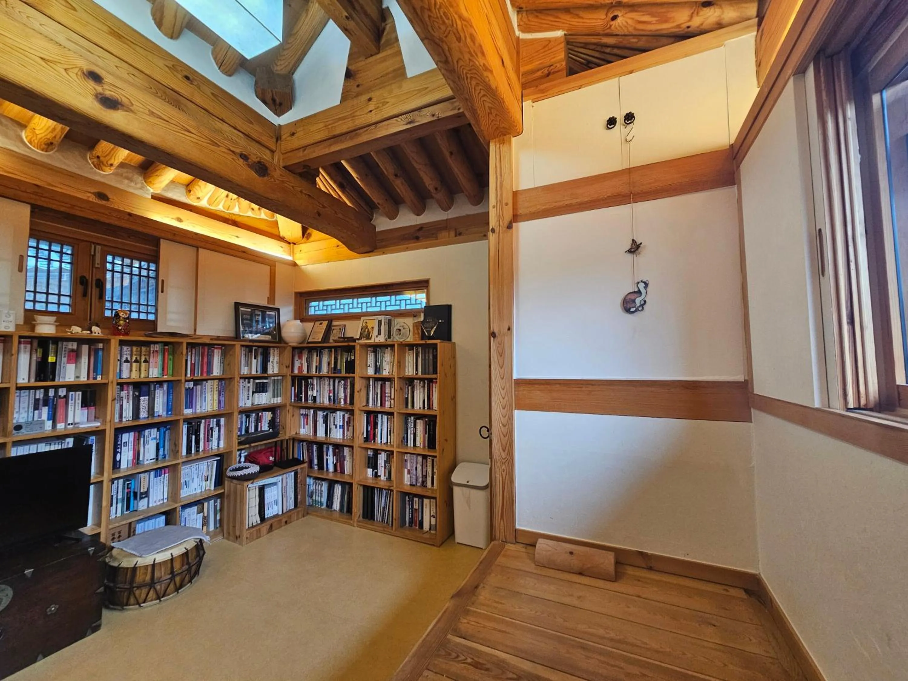 Library in Chaehyodang Hanok Stay