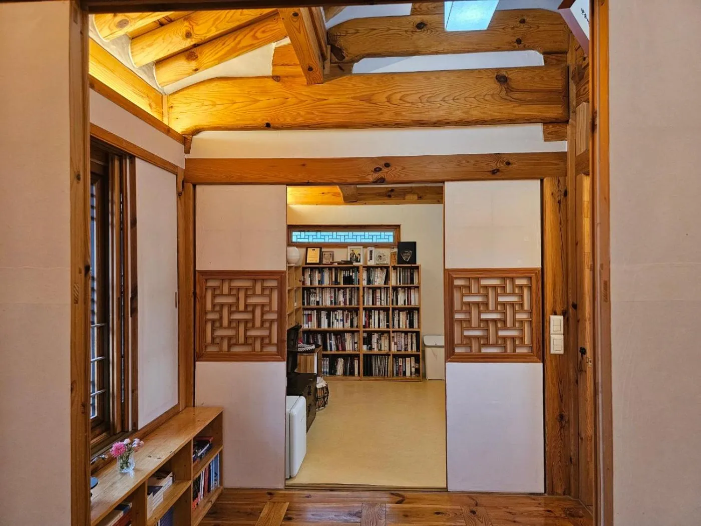 Library in Chaehyodang Hanok Stay