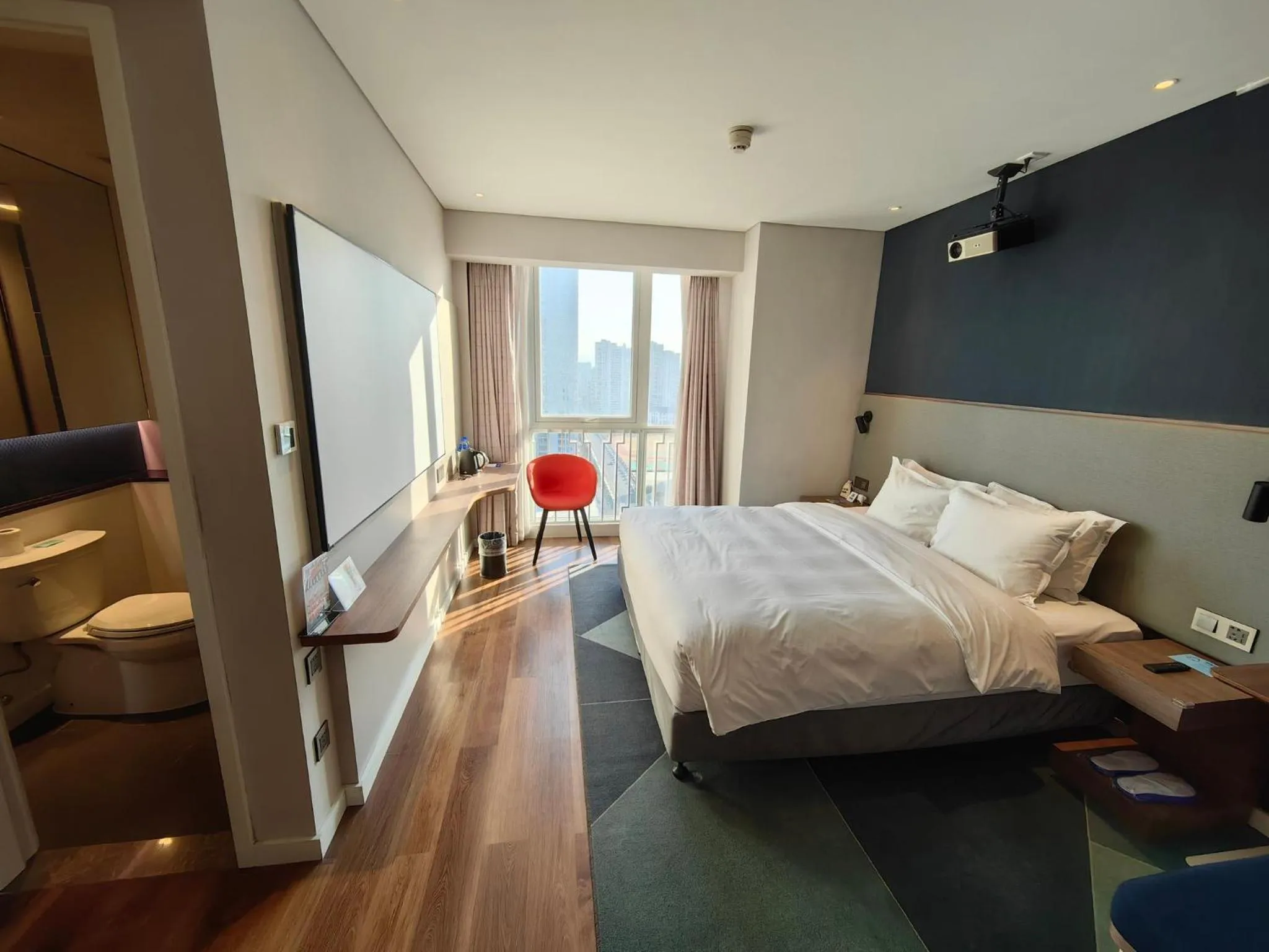 Photo of the whole room, Bed in Holiday Inn Express Liyang Huafu by IHG