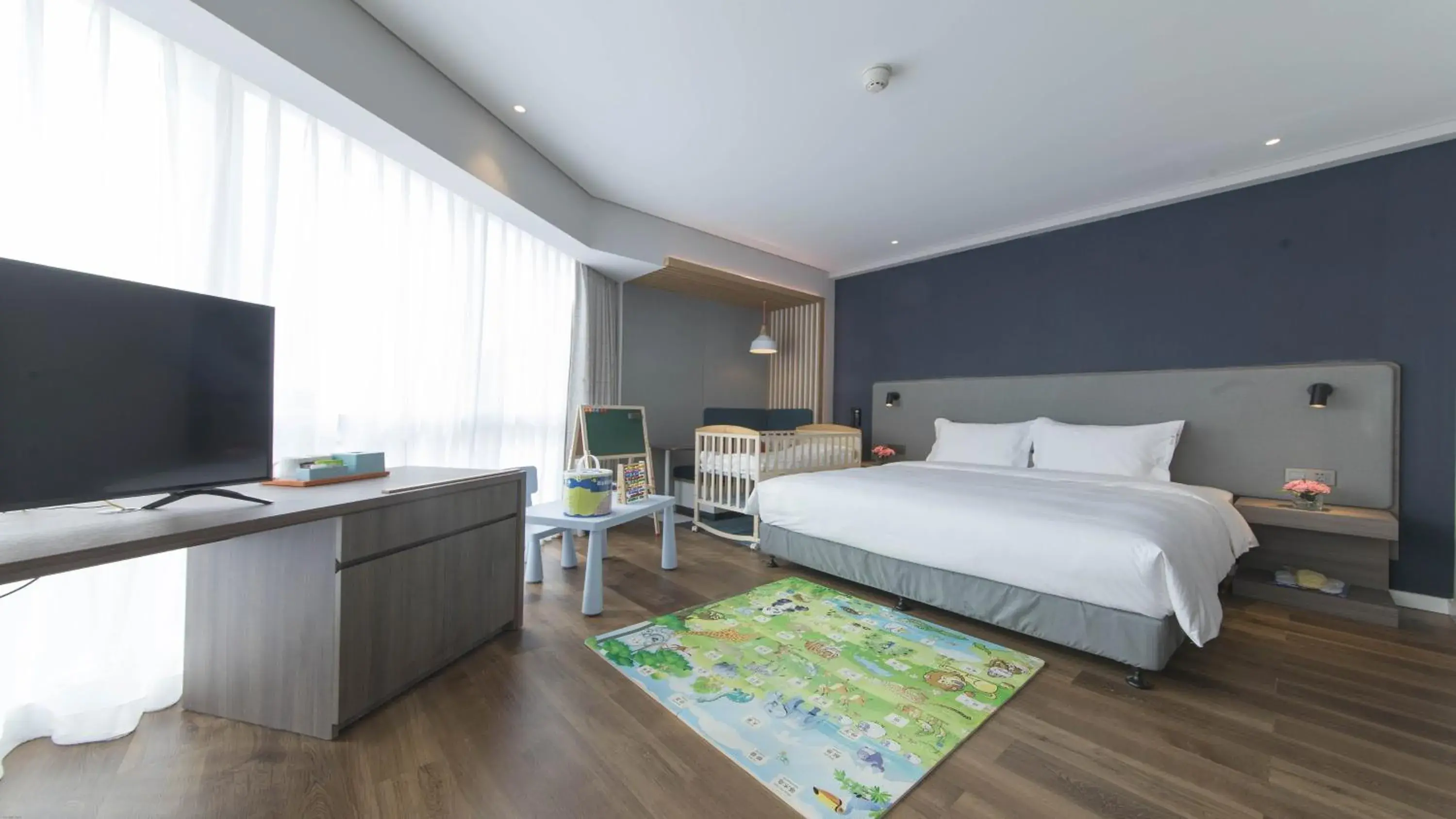 Photo of the whole room, Bed in Holiday Inn Express Liyang Huafu by IHG Photo of the whole room, Bed in Holiday Inn Express Liyang Huafu by IHG