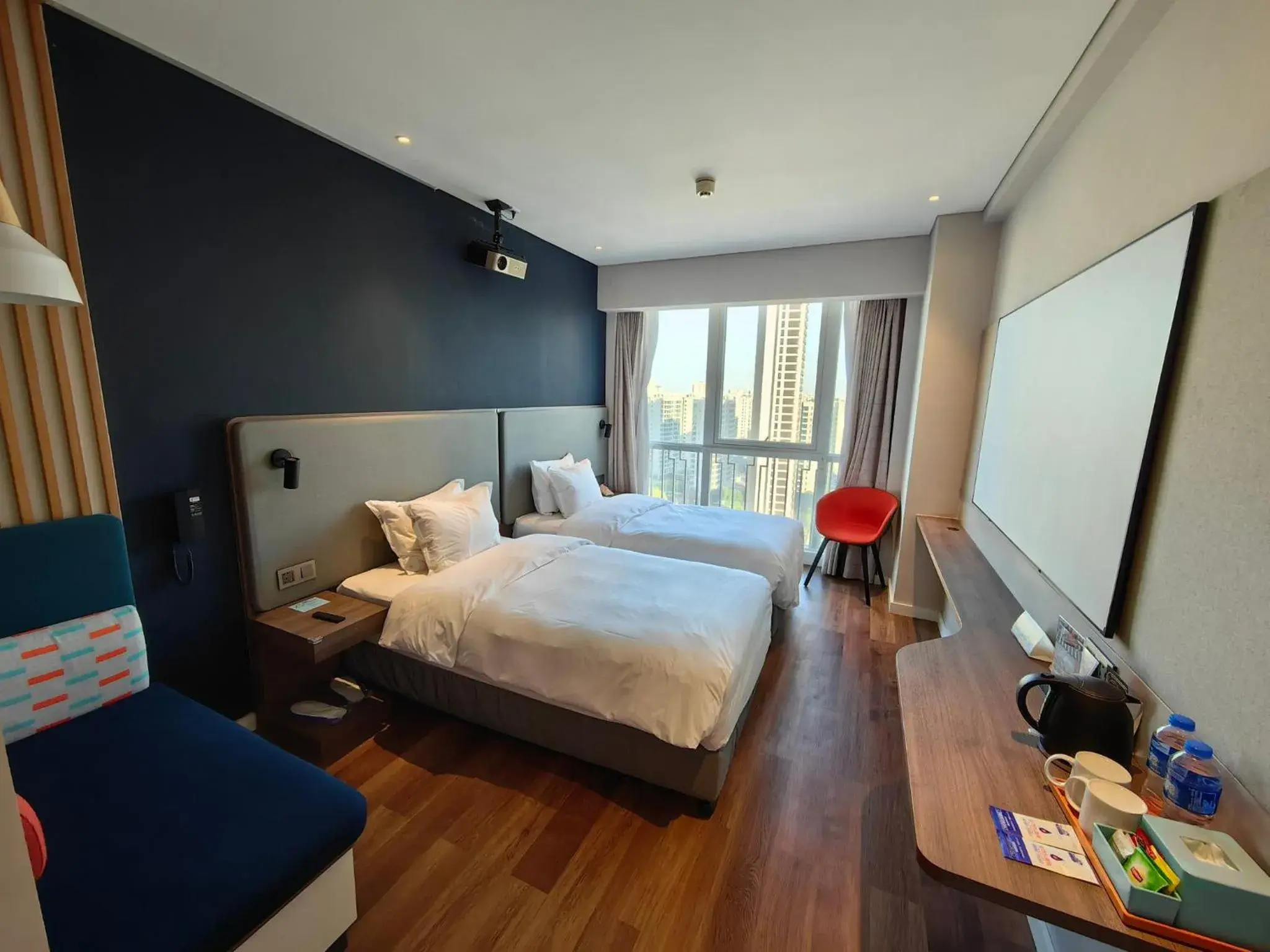 Photo of the whole room, Bed in Holiday Inn Express Liyang Huafu by IHG Photo of the whole room, Bed in Holiday Inn Express Liyang Huafu by IHG