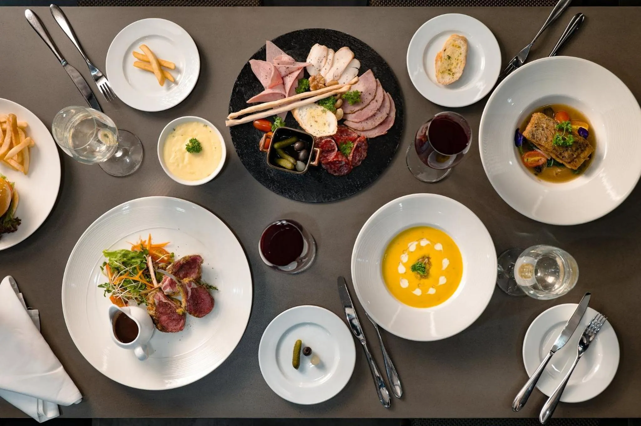 Restaurant/places to eat in Holiday Inn & Suites Saigon Airport by IHG